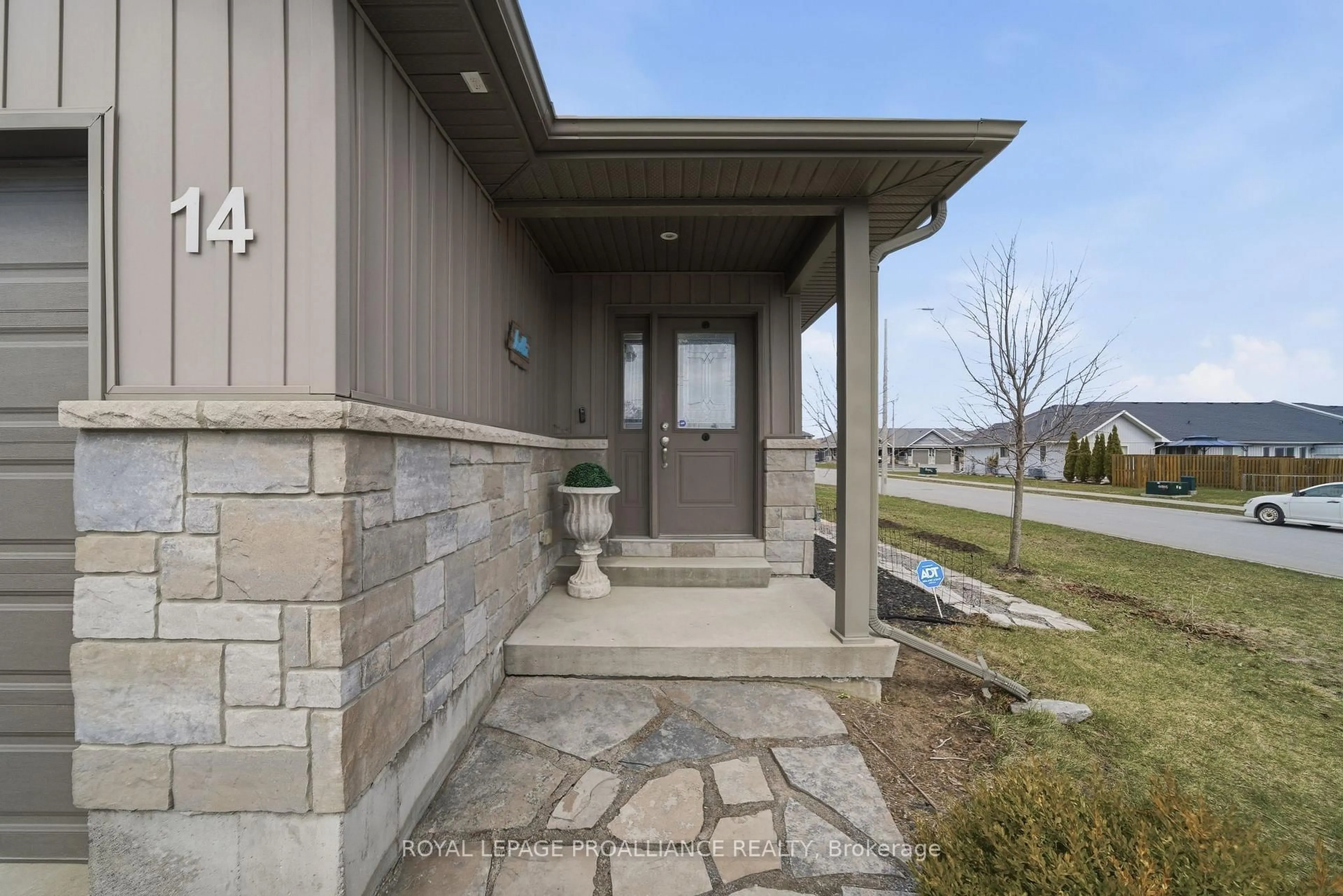 Indoor entryway for 14 Cobblestone St, Belleville Ontario K8P 0E4
