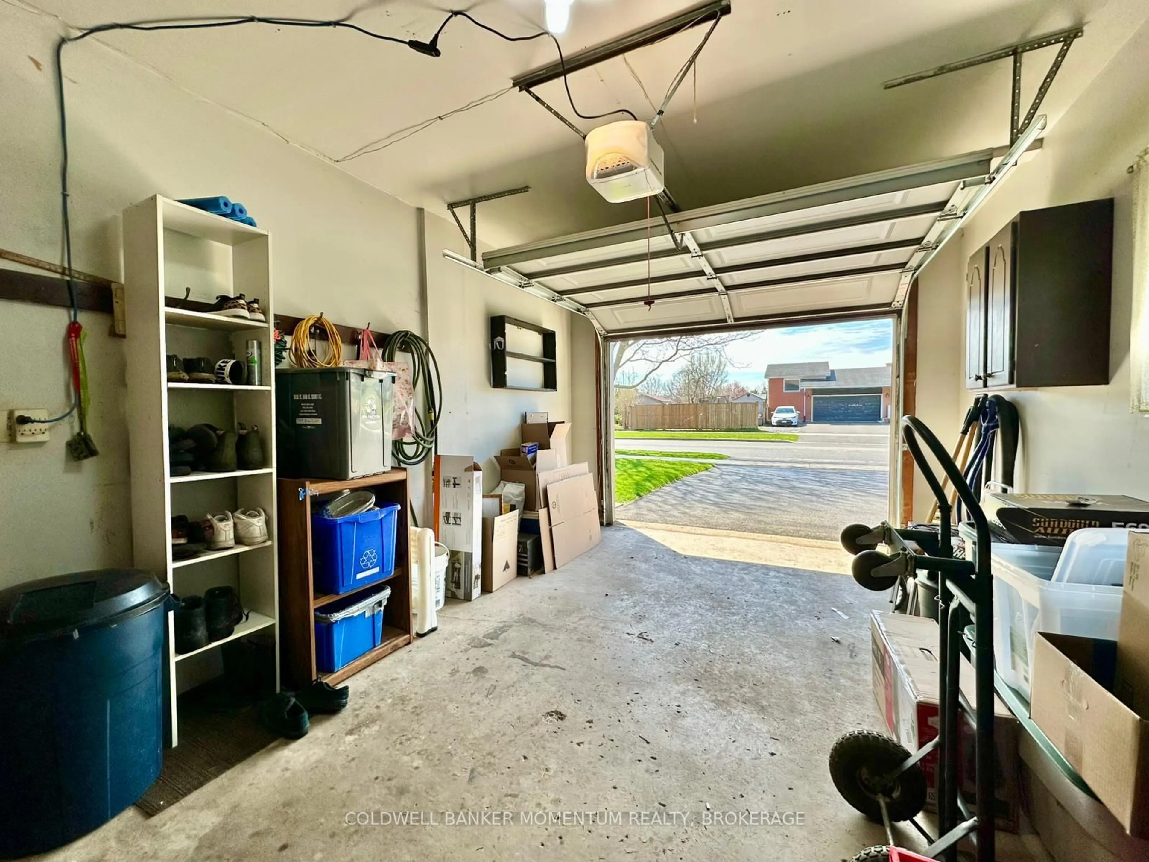 Indoor garage for 99 Erin Cres, Welland Ontario L3C 6B8