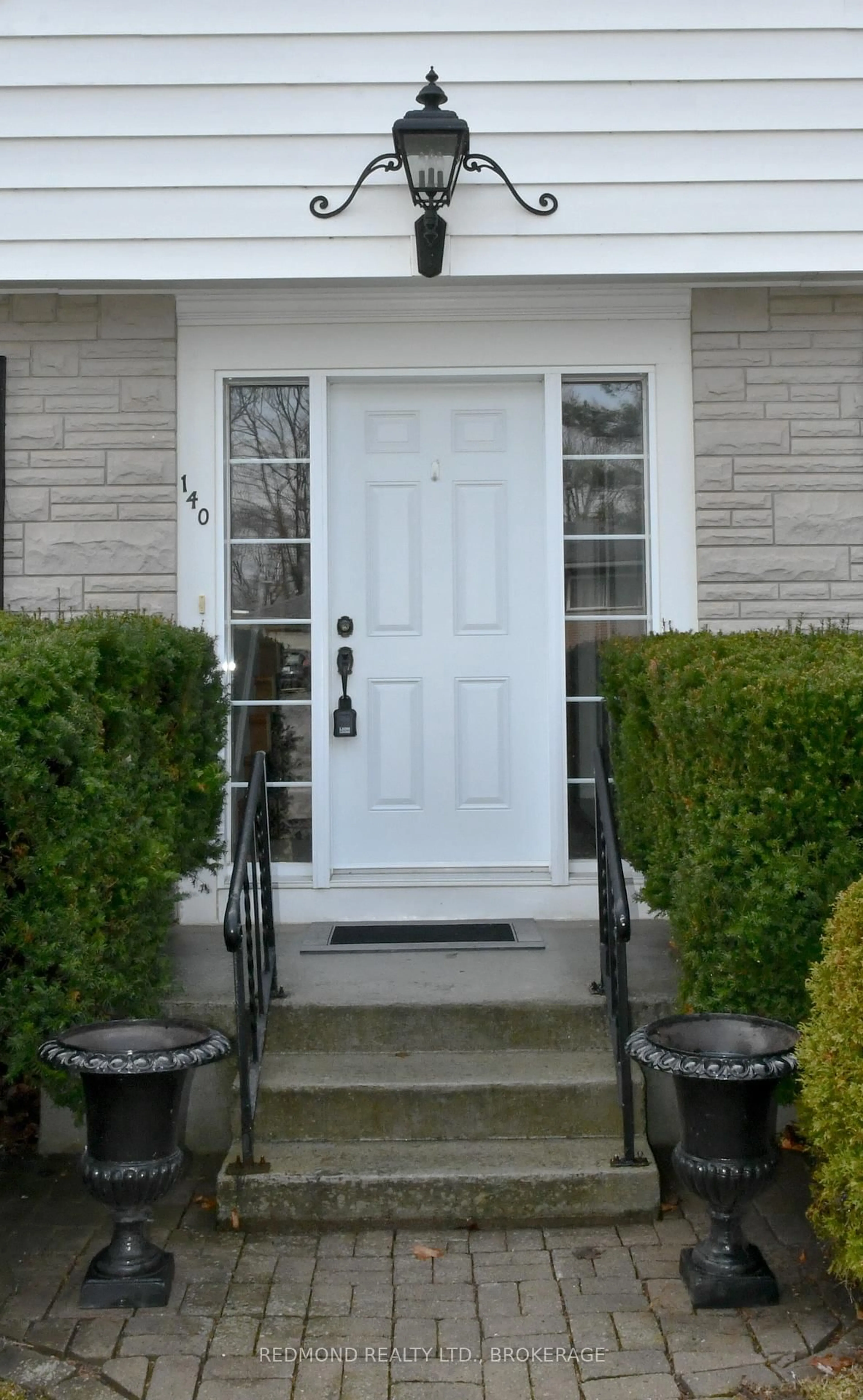 Indoor entryway for 140 Churchill Dr, Gananoque Ontario K7G 1R8