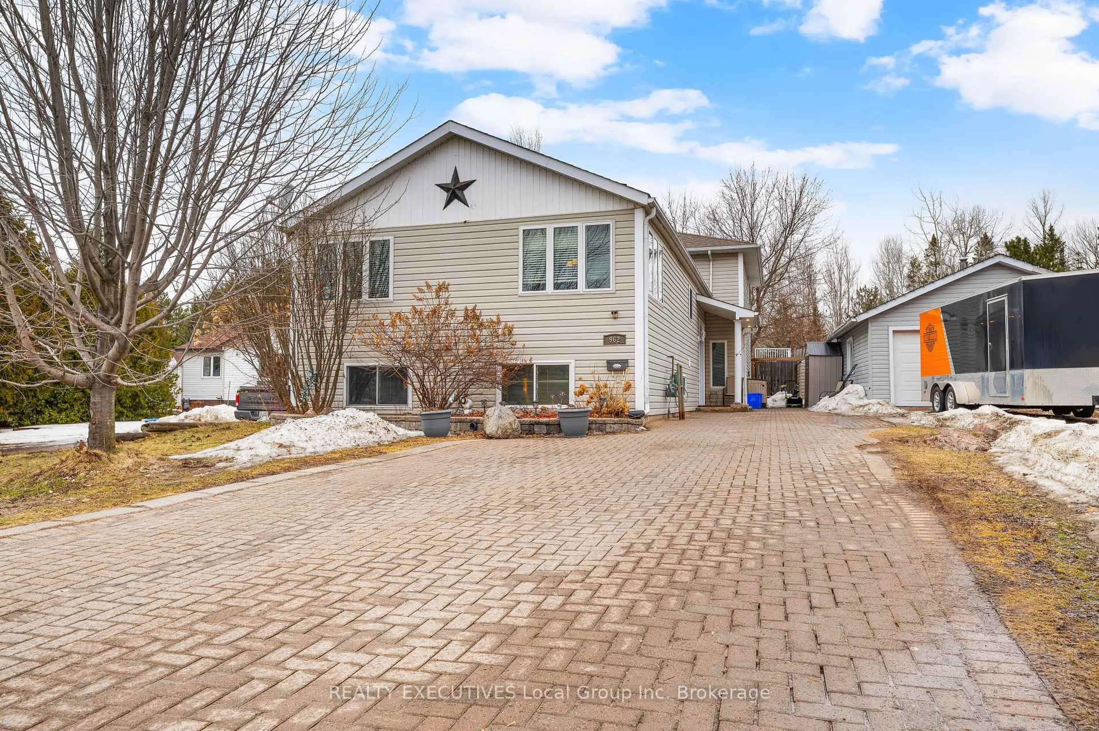 Home with brick exterior material, street for 962 LAKESHORE Dr, North Bay Ontario P1A 2G9