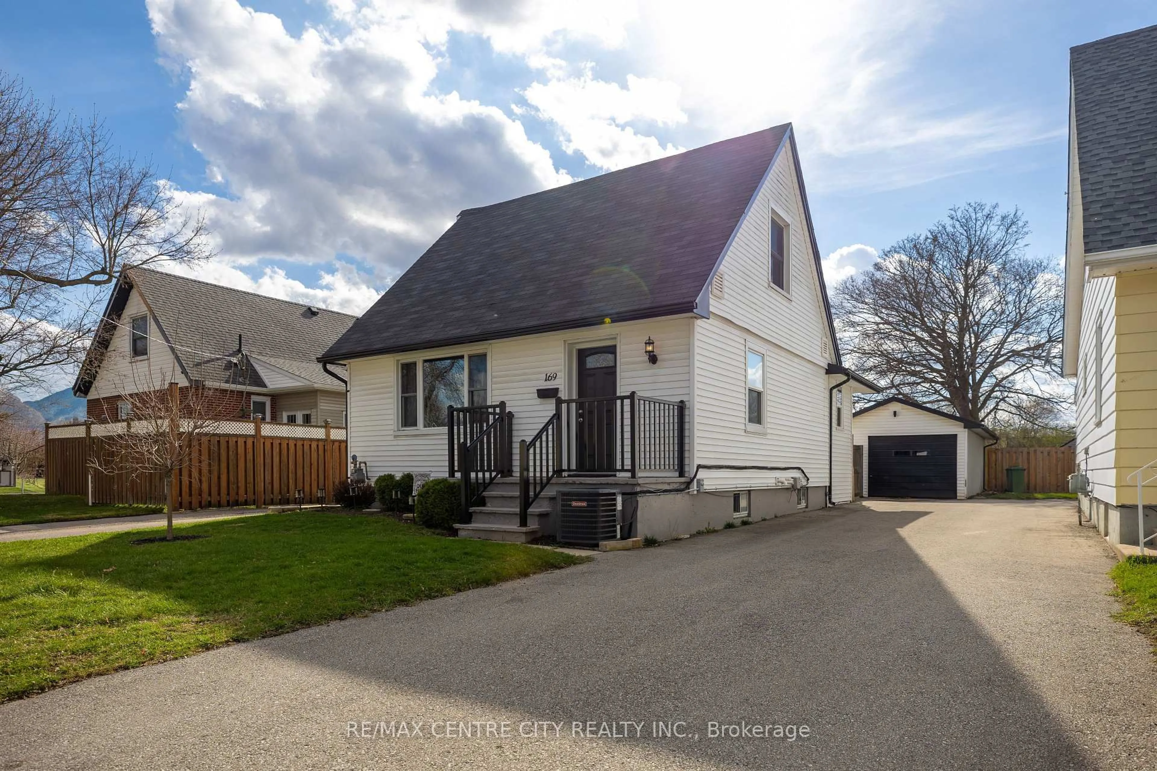 A pic from outside/outdoor area/front of a property/back of a property/a pic from drone, street for 169 Fifth Ave, St. Thomas Ontario N5R 4G2