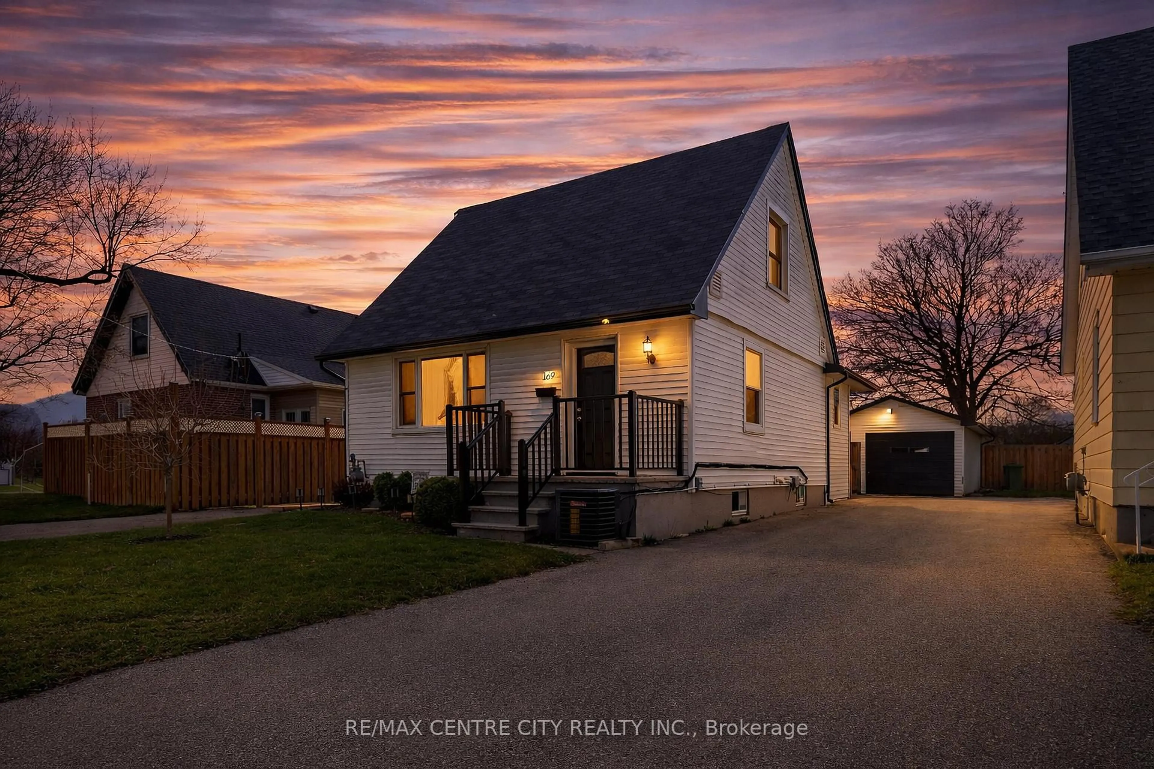 A pic from outside/outdoor area/front of a property/back of a property/a pic from drone, street for 169 Fifth Ave, St. Thomas Ontario N5R 4G2