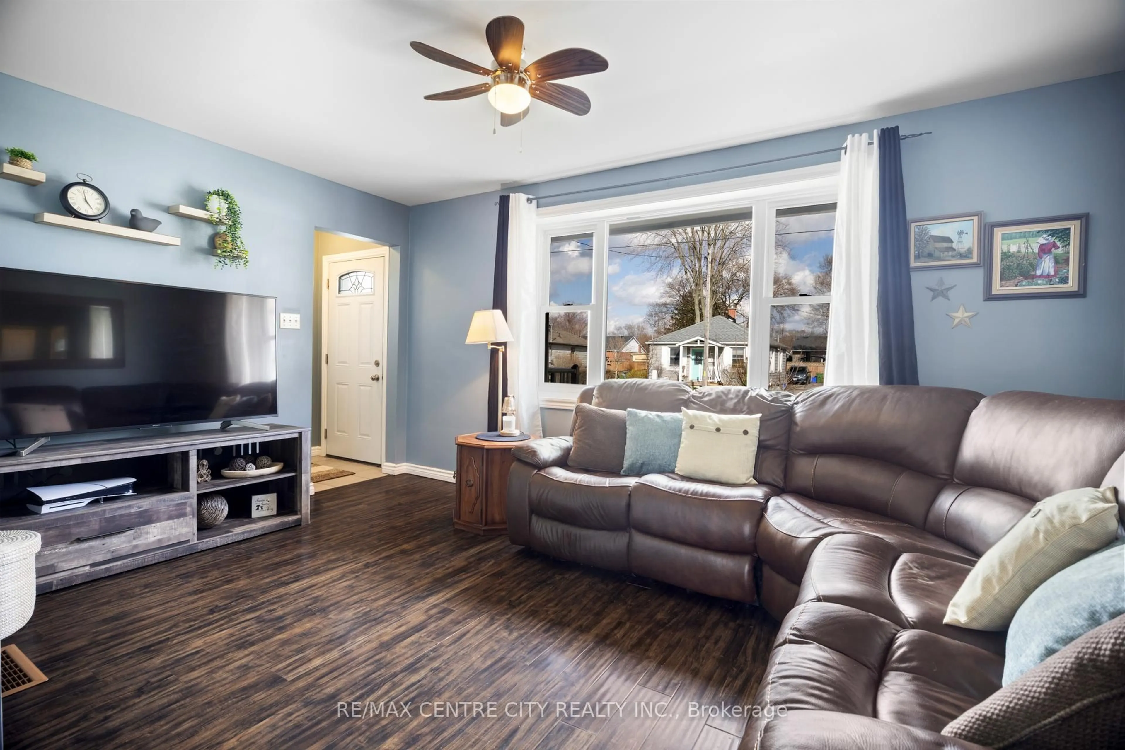 Living room with furniture, unknown for 169 Fifth Ave, St. Thomas Ontario N5R 4G2