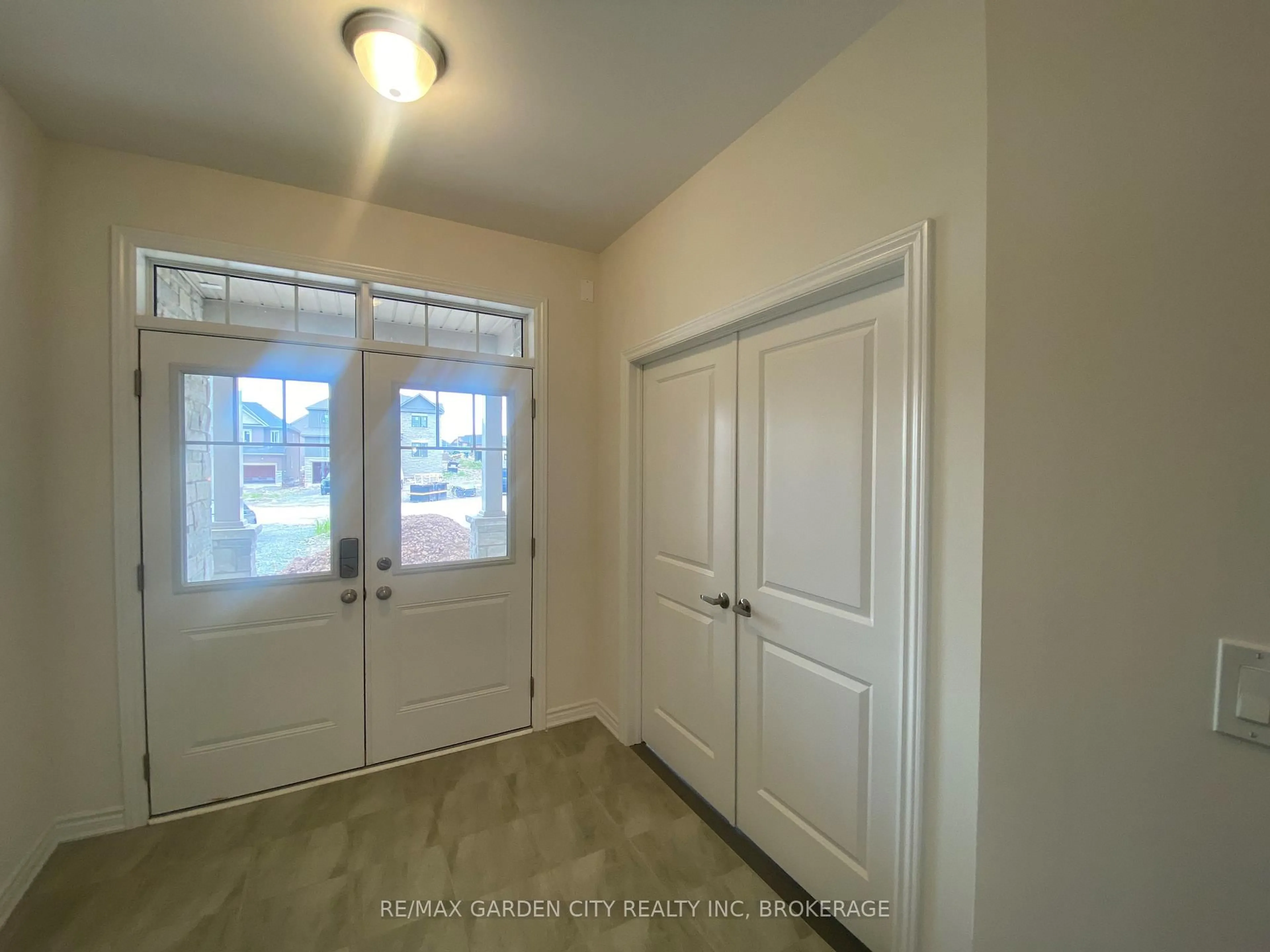 Indoor entryway for 74 ORIOLE Cres, Port Colborne Ontario L3K 5Z9