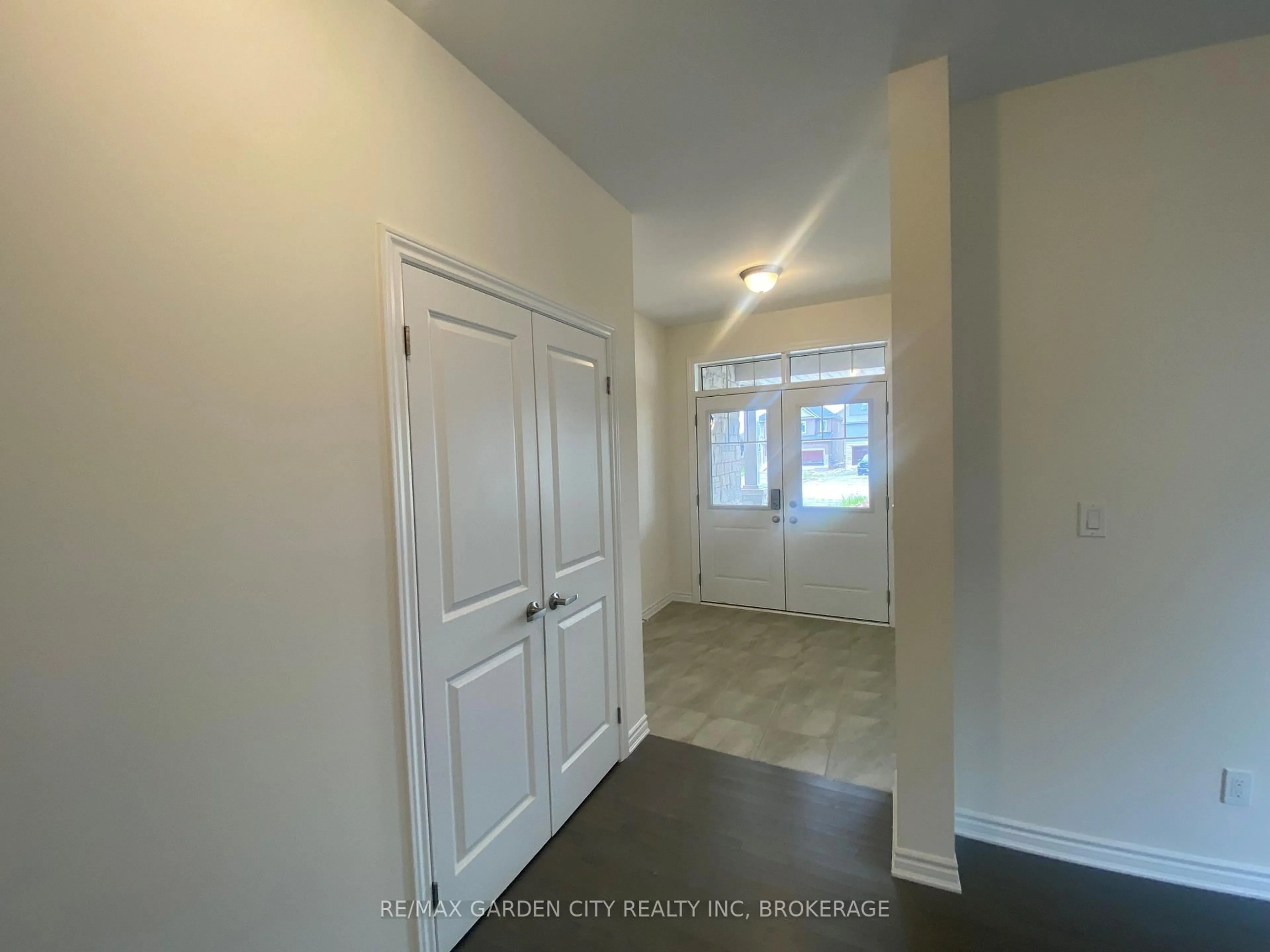Indoor entryway for 74 ORIOLE Cres, Port Colborne Ontario L3K 5Z9