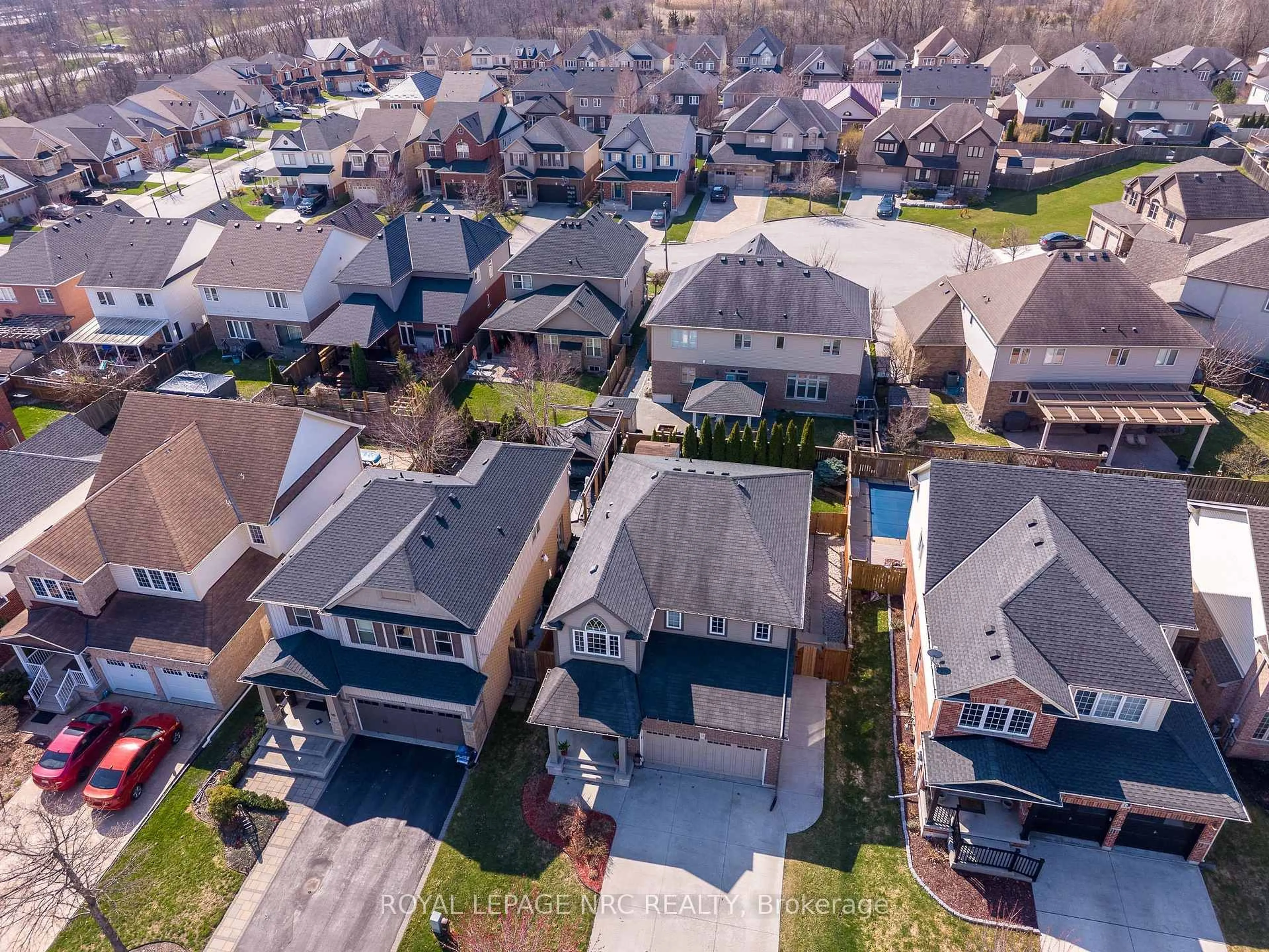 A pic from outside/outdoor area/front of a property/back of a property/a pic from drone, street for 12 Wilfrid Laurier Cres, St. Catharines Ontario L2P 0A4