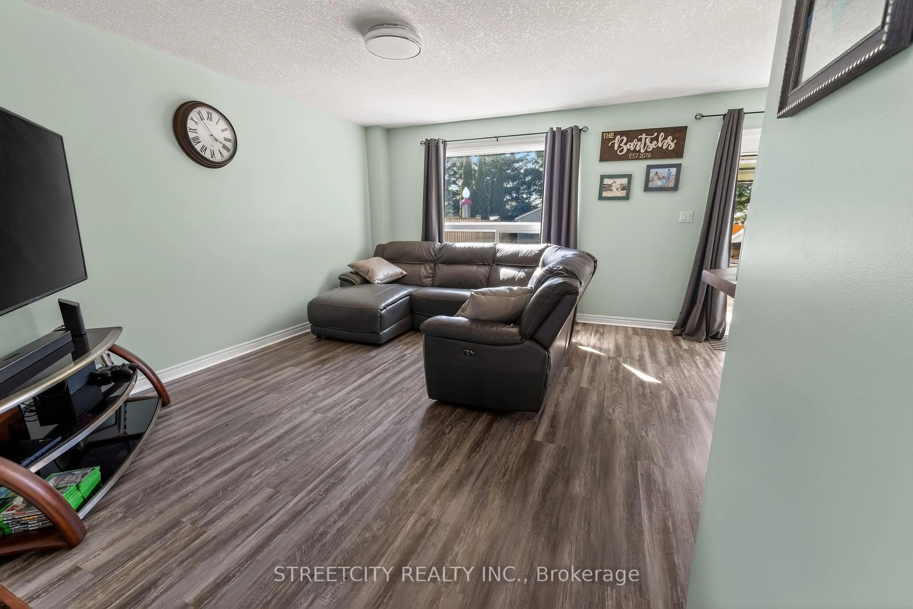 Living room with furniture, unknown for 26 Lake Margaret Tr, St. Thomas Ontario N5R 6K7