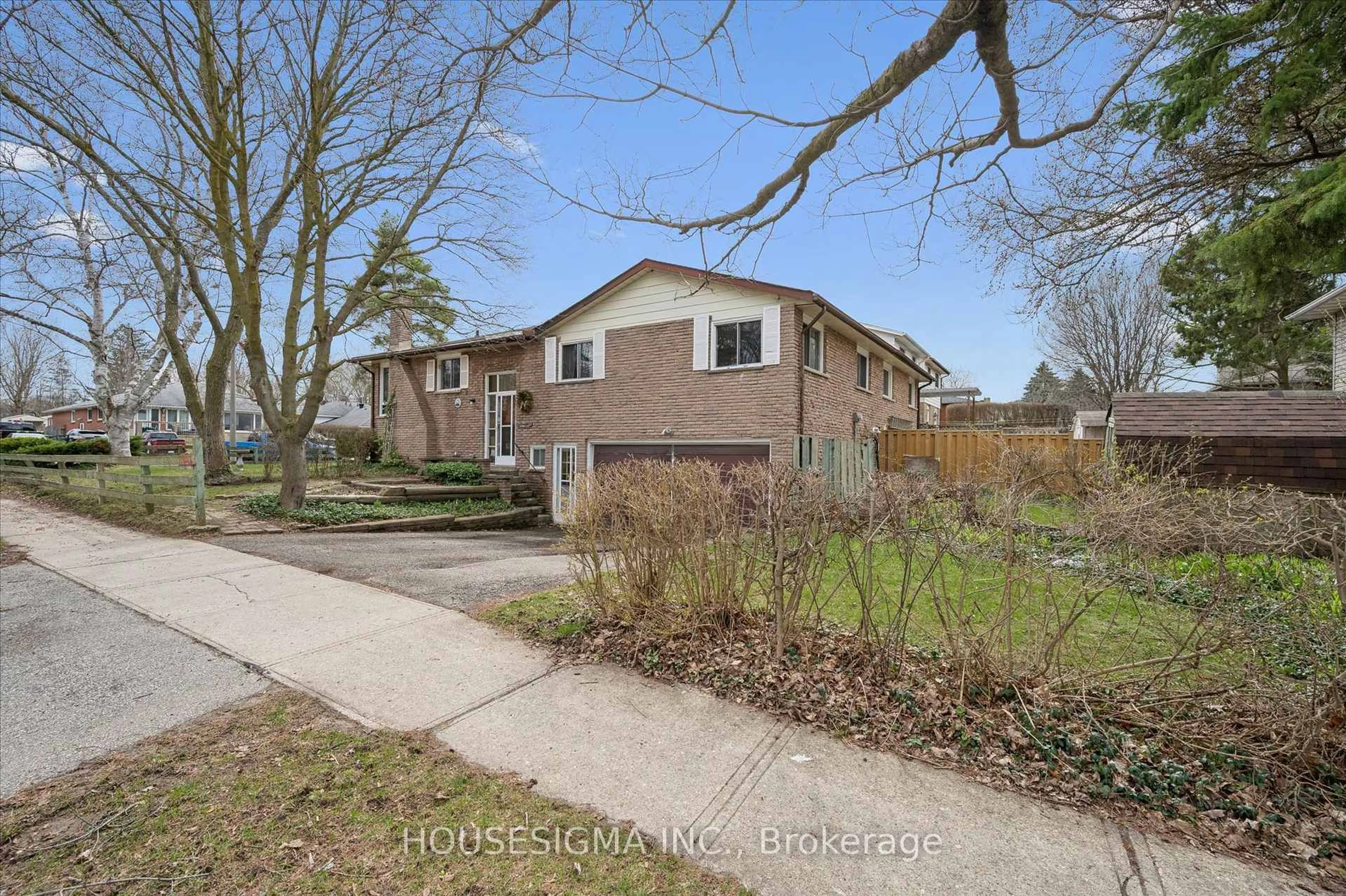 A pic from outside/outdoor area/front of a property/back of a property/a pic from drone, street for 3 Inadale Crt, Kitchener Ontario N2M 2Z7