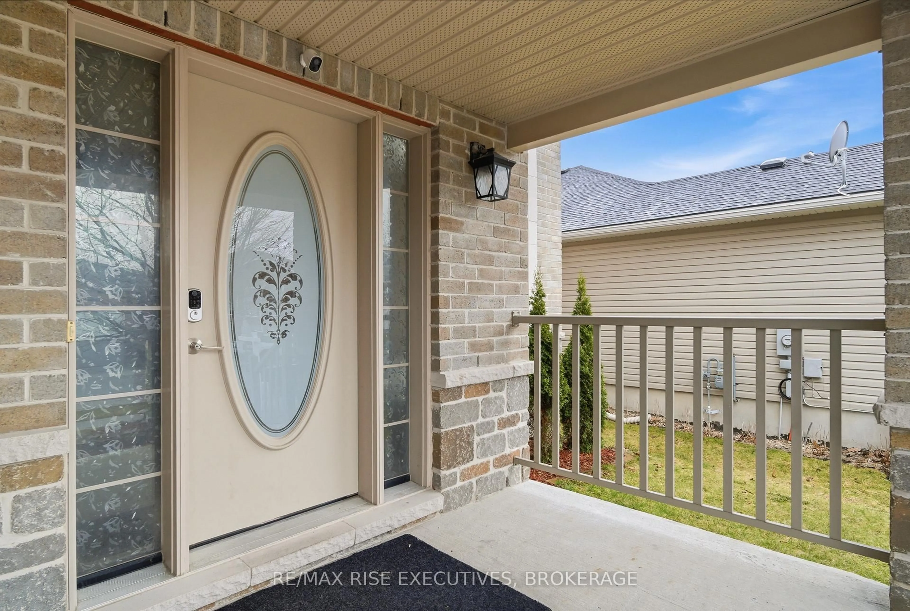 Indoor entryway for 402 Cavendish Cres, Kingston Ontario K7P 3E3