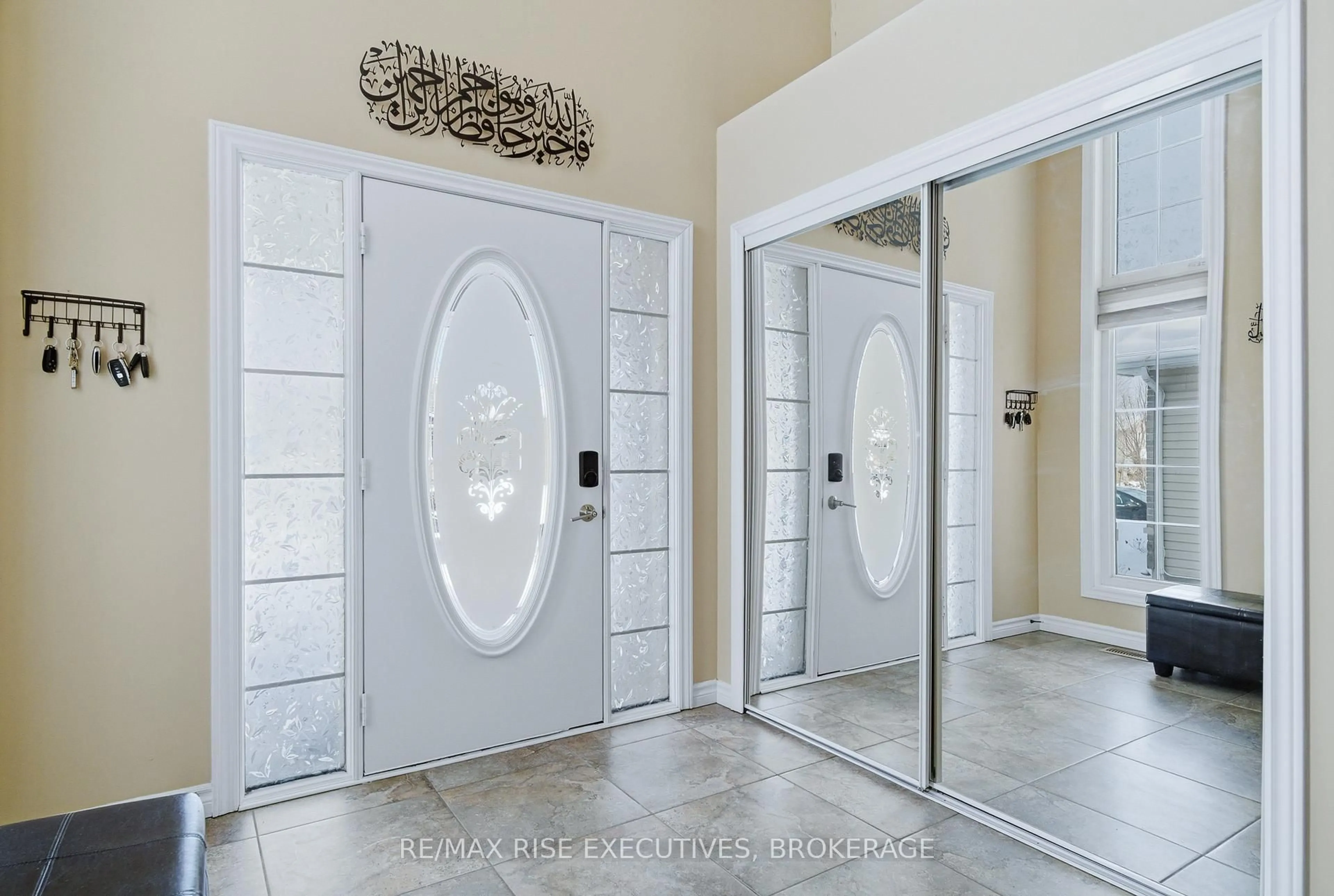 Indoor entryway for 402 Cavendish Cres, Kingston Ontario K7P 3E3