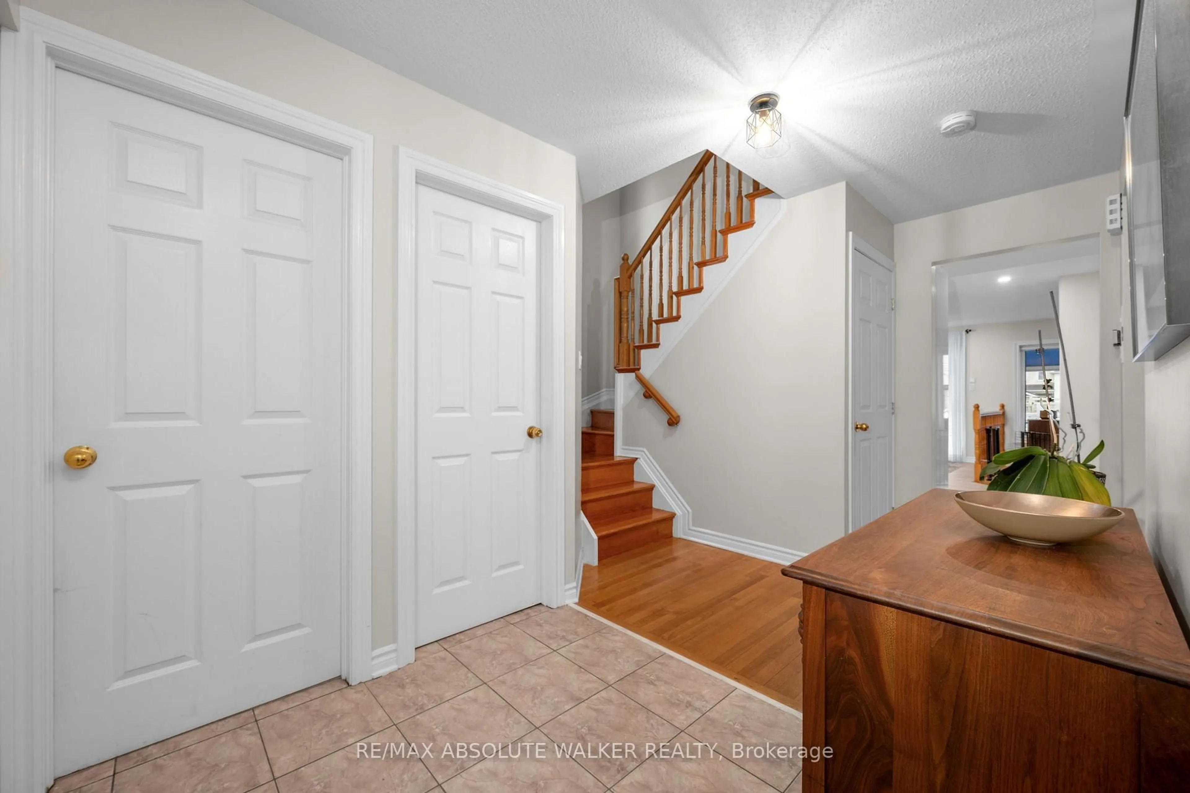 Indoor entryway for 1641 Frenette St, Orleans Ontario K4A 5B7