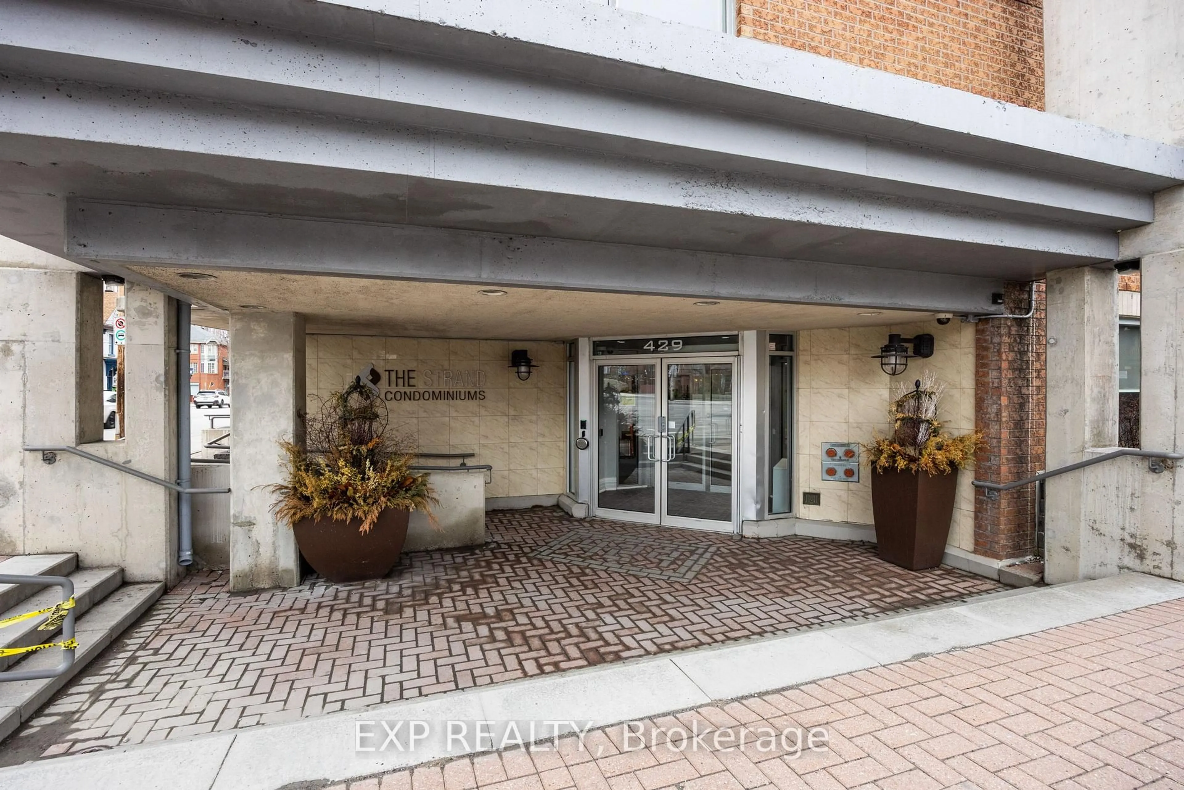 Indoor foyer for 429 Somerset St #803, Ottawa Ontario K2P 2P5