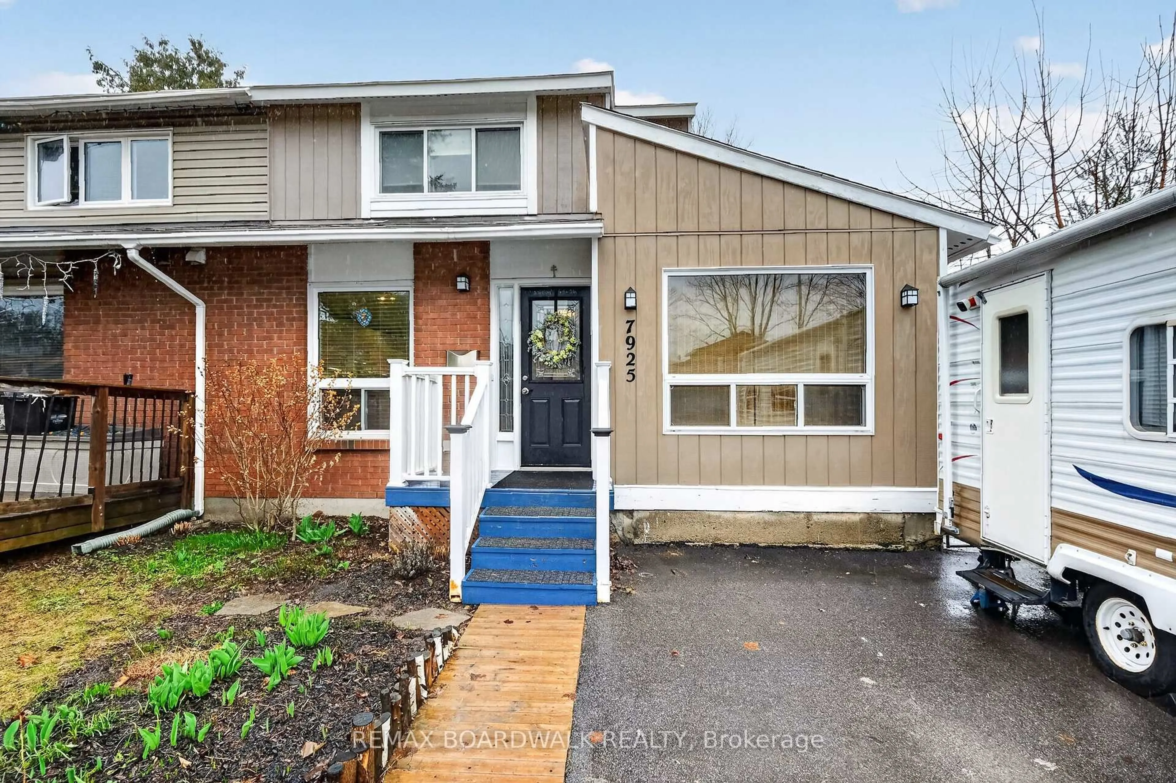 Home with vinyl exterior material, street for 7925 Jeanne D'arc Blvd, Ottawa Ontario K1C 2C7