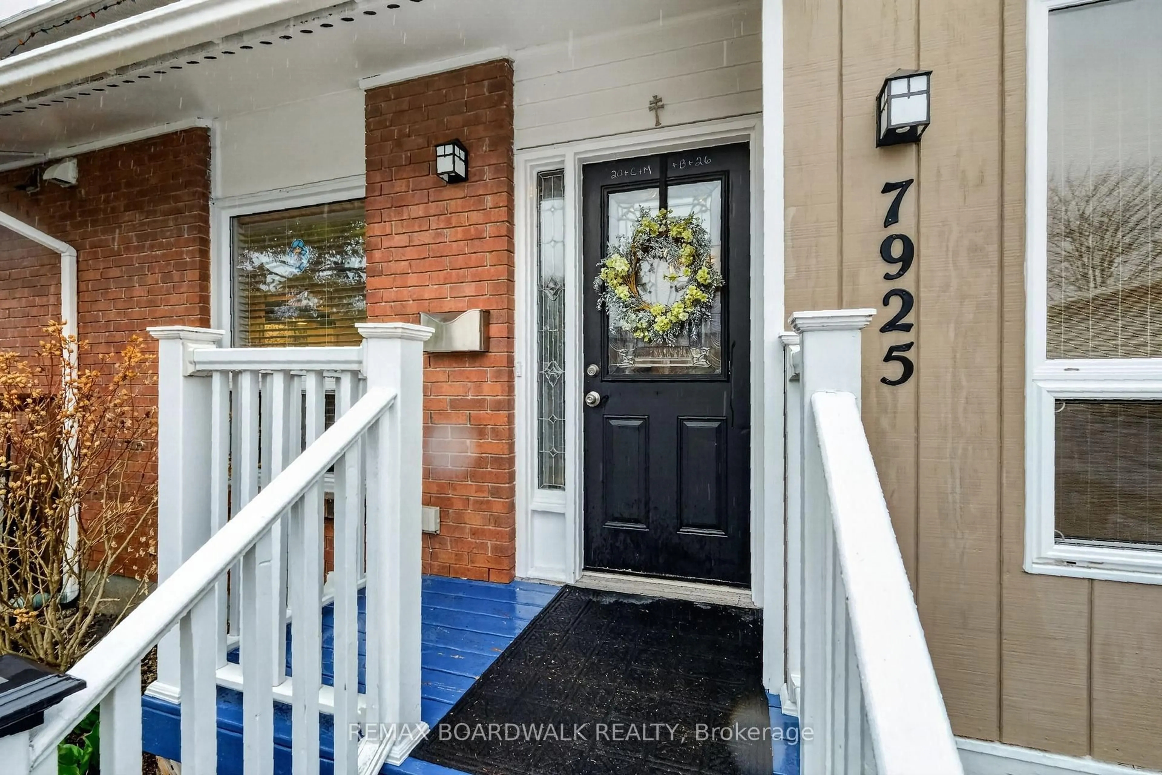 Indoor entryway for 7925 Jeanne D'arc Blvd, Ottawa Ontario K1C 2C7