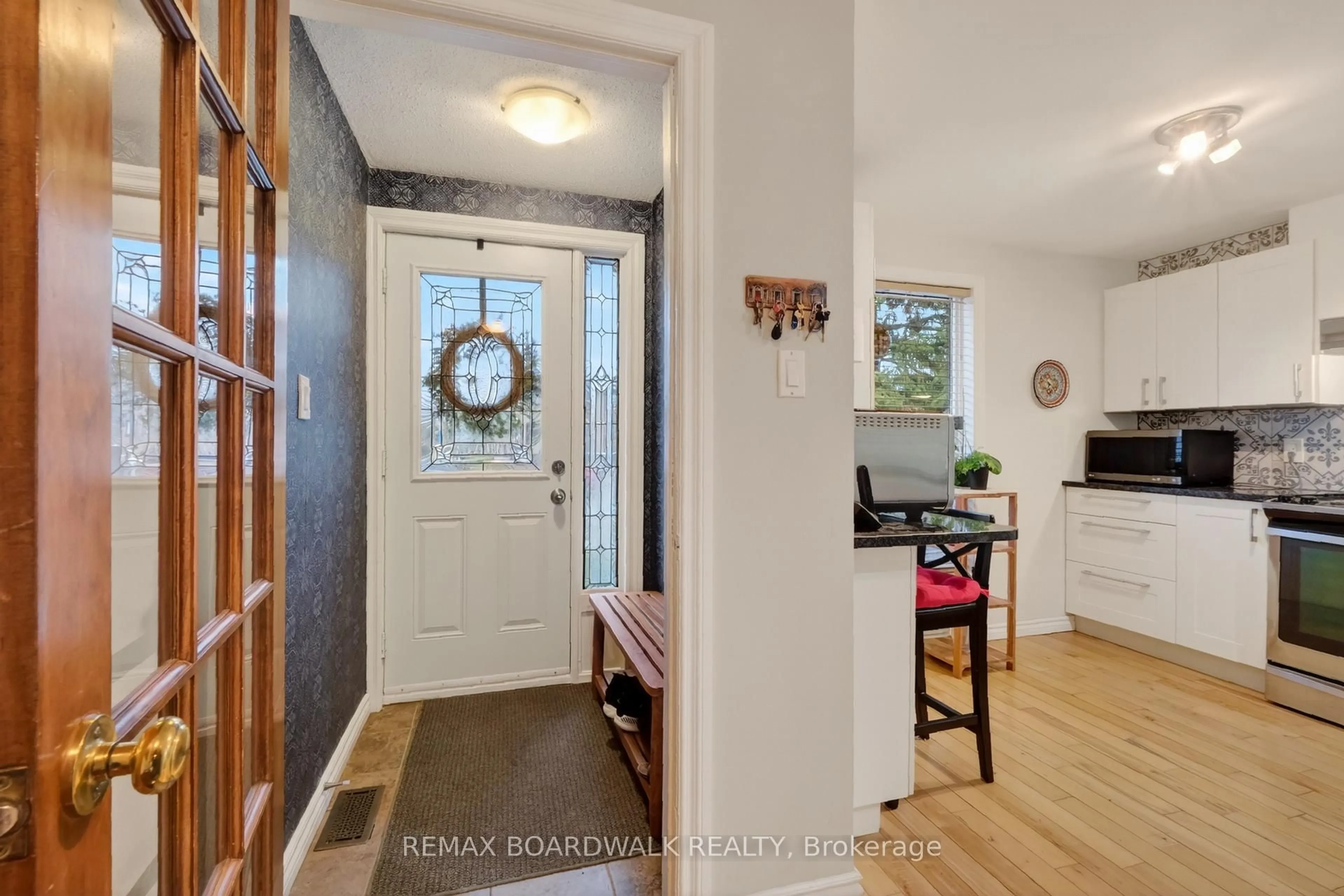 Indoor entryway for 7925 Jeanne D'arc Blvd, Ottawa Ontario K1C 2C7