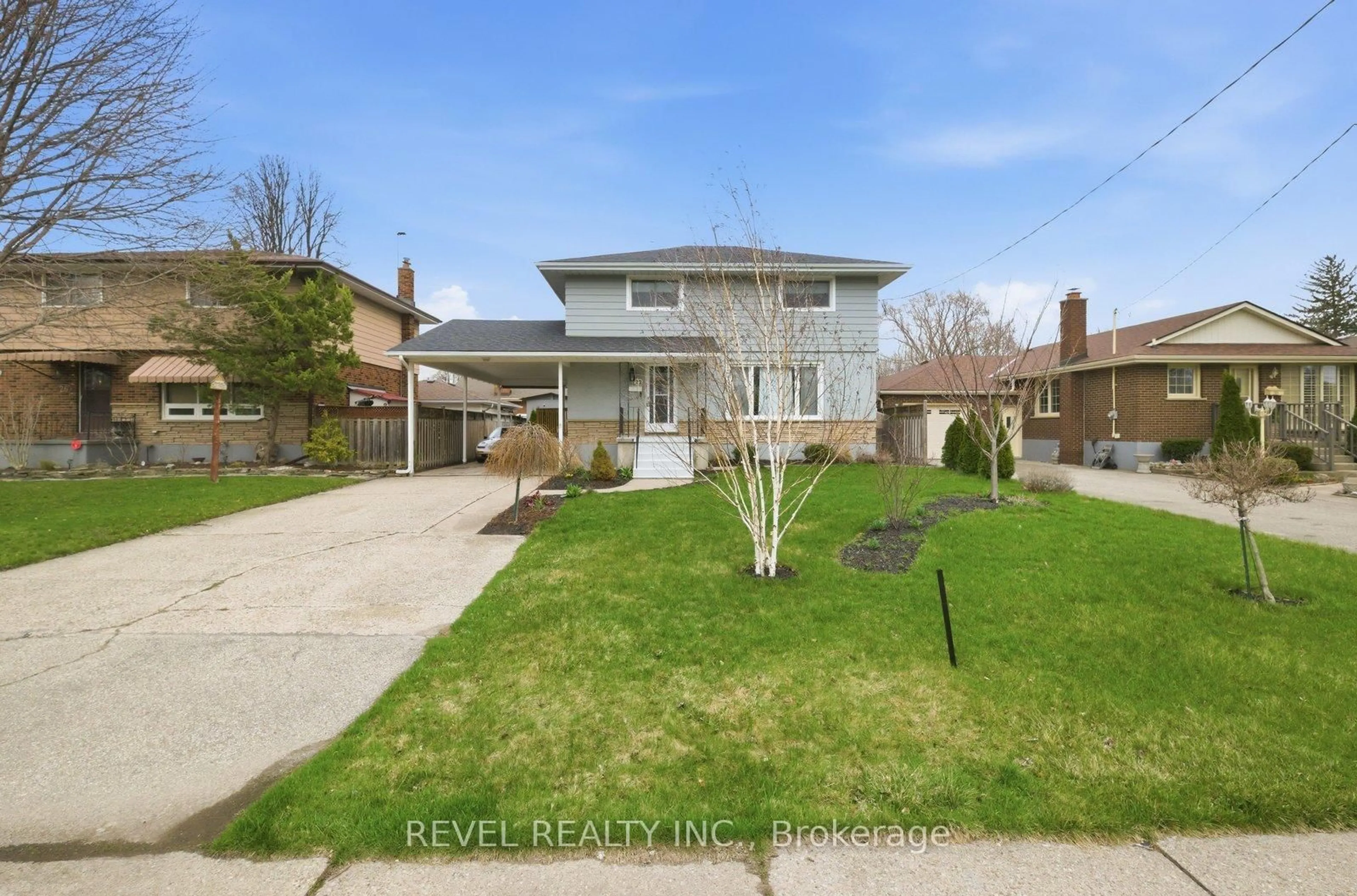 A pic from outside/outdoor area/front of a property/back of a property/a pic from drone, street for 22 Paris Rd, Brantford Ontario N3R 1H7