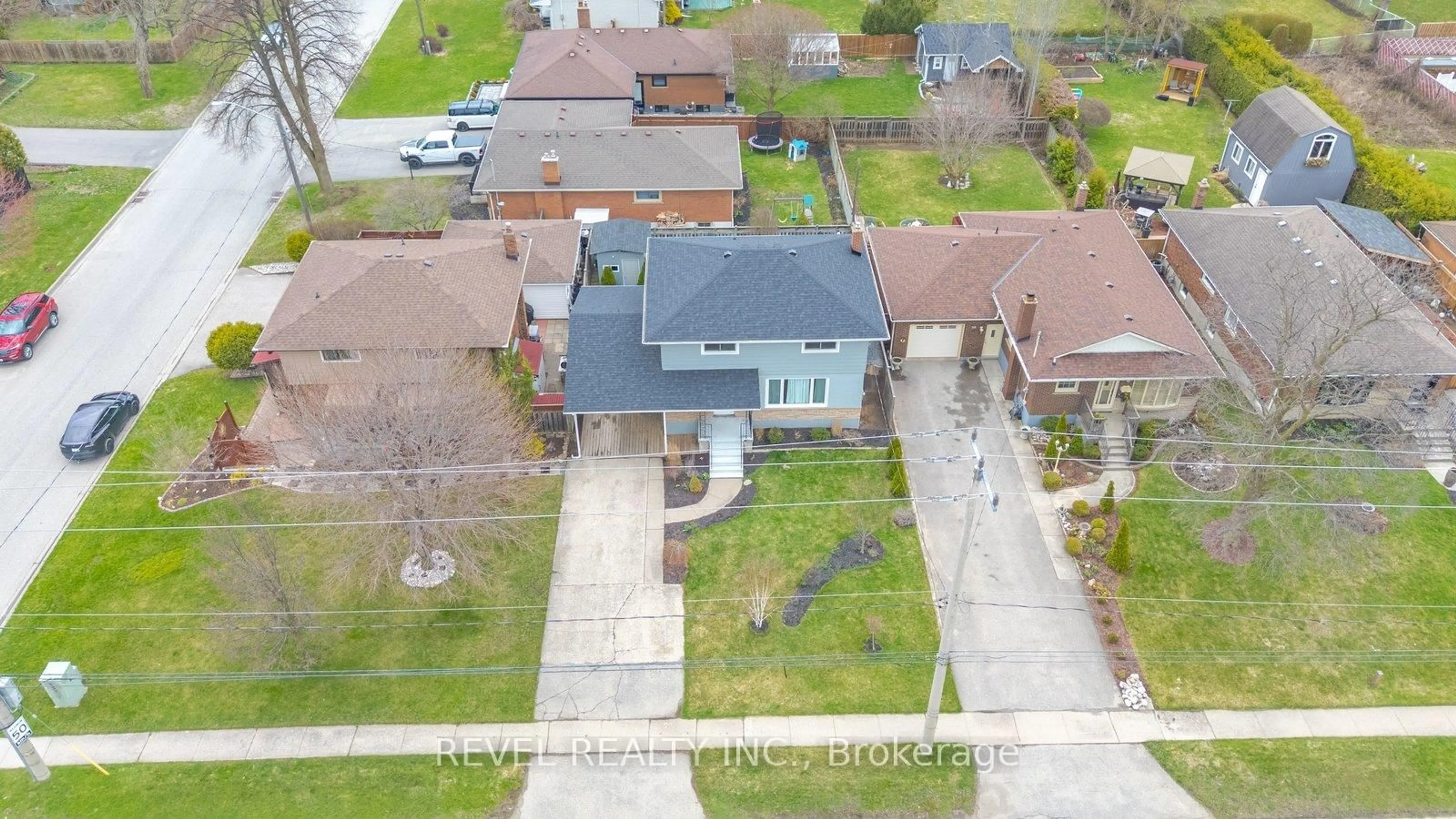 A pic from outside/outdoor area/front of a property/back of a property/a pic from drone, street for 22 Paris Rd, Brantford Ontario N3R 1H7
