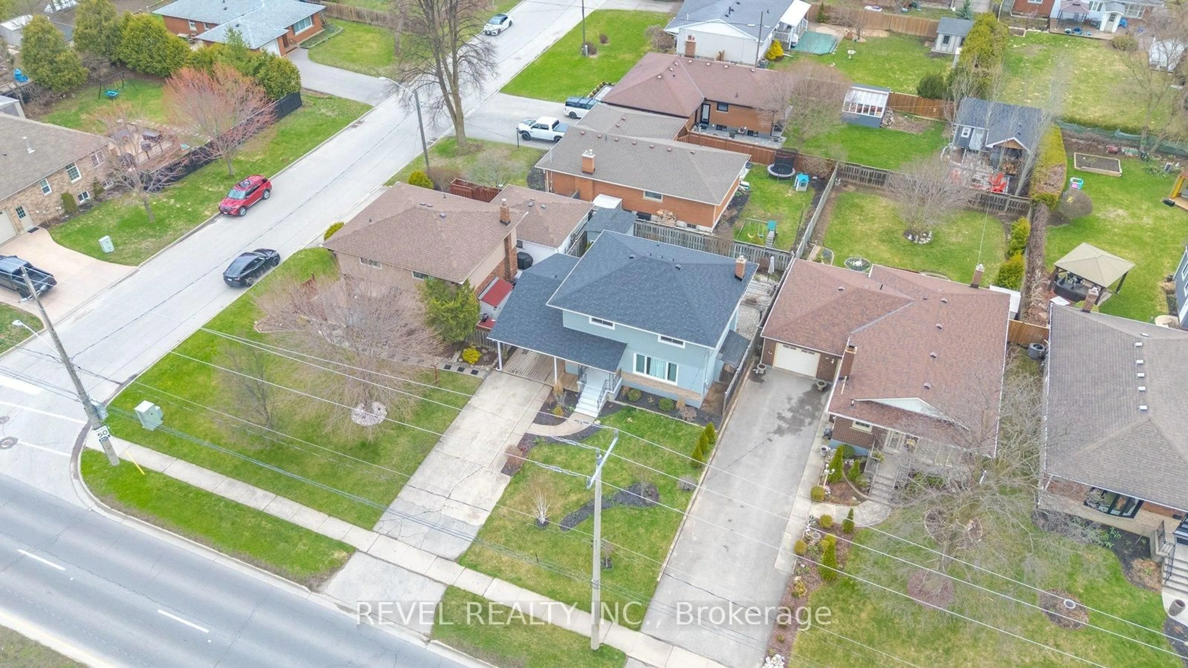 A pic from outside/outdoor area/front of a property/back of a property/a pic from drone, street for 22 Paris Rd, Brantford Ontario N3R 1H7