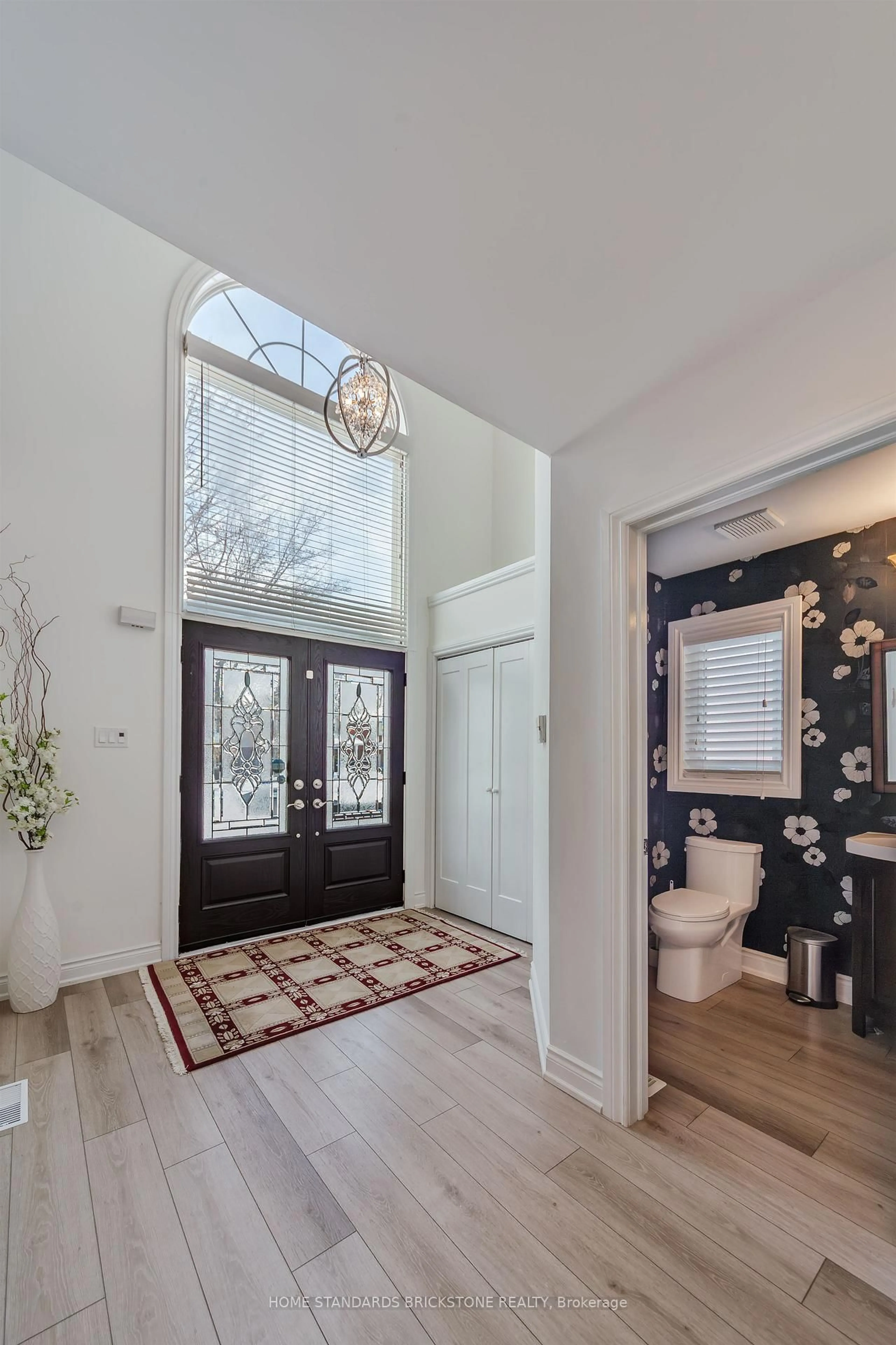 Indoor entryway for 28 Brookhurst Cres, Hamilton Ontario L0R 2H3