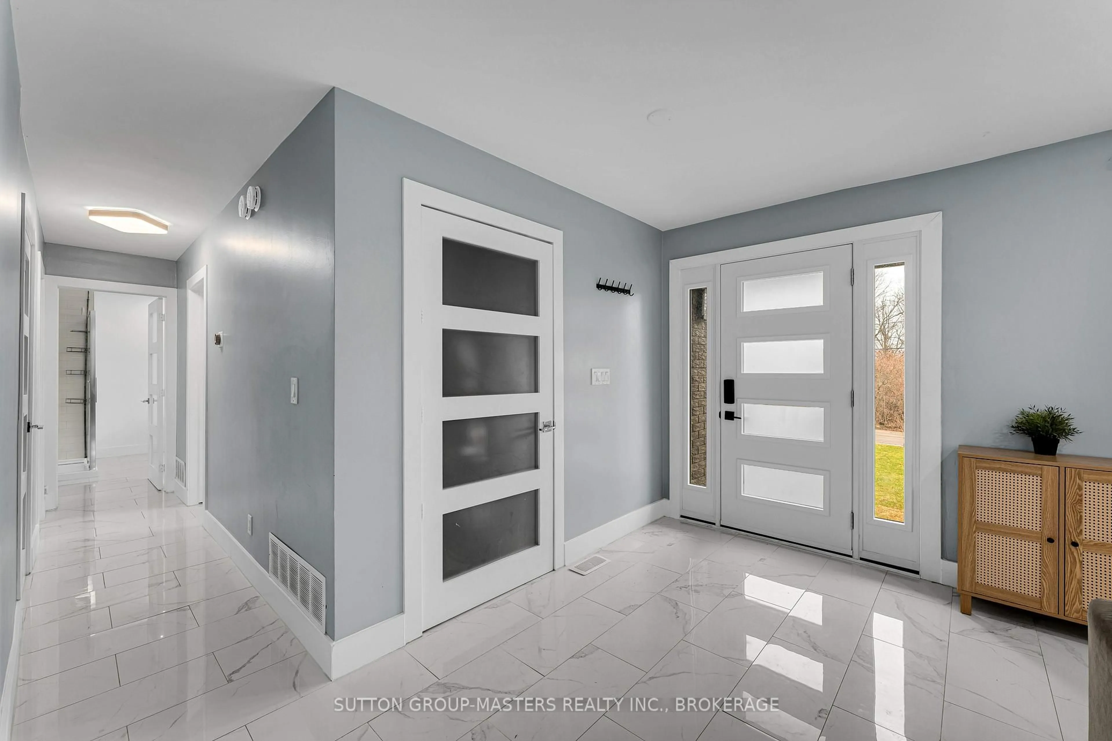 Indoor entryway for 1611 SUNNYSIDE Rd, Kingston Ontario K7L 4V4