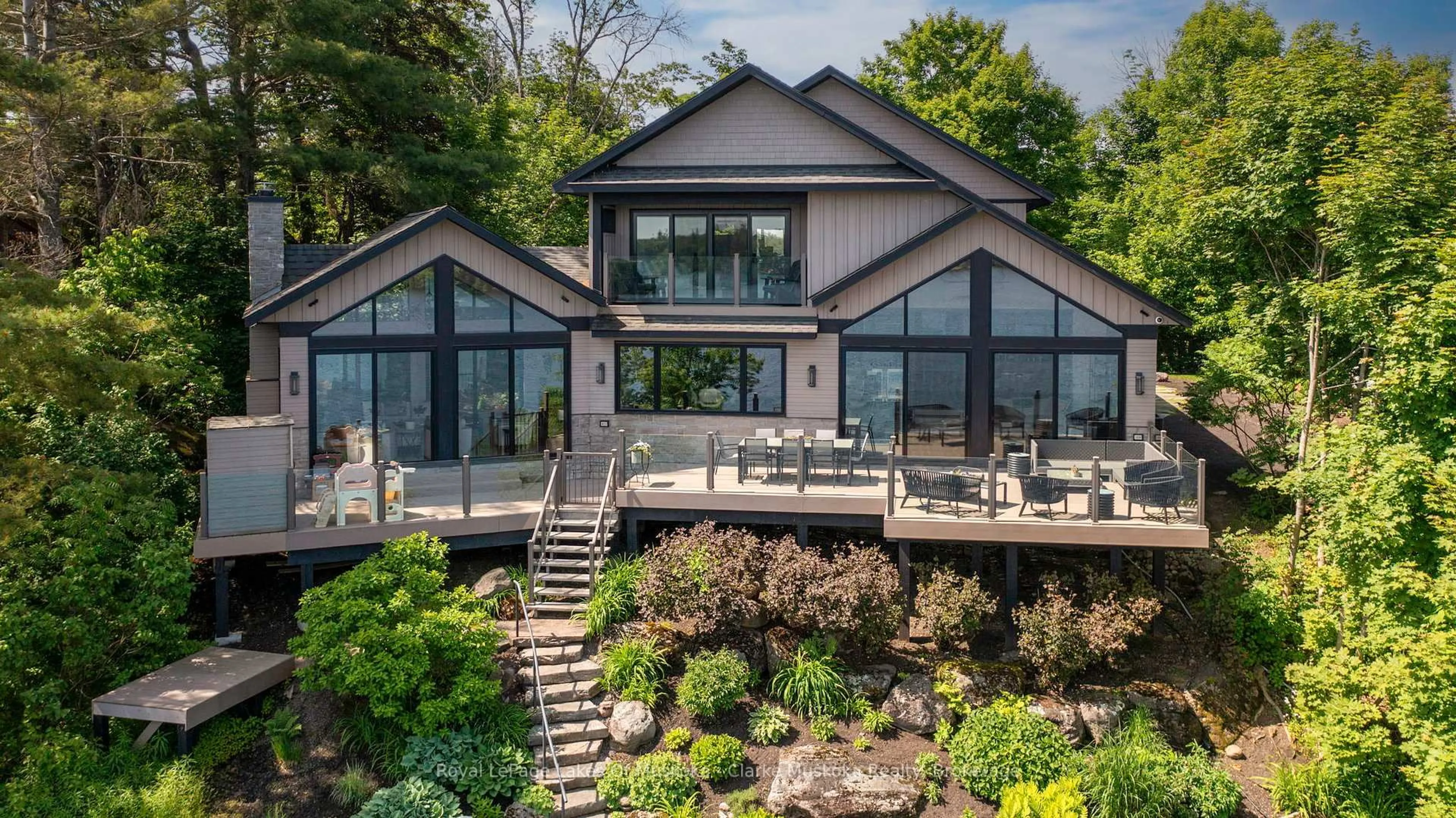 Home with brick exterior material, water/lake/river/ocean view for 305 Wapaska Cres, Gravenhurst Ontario P1P 0E9