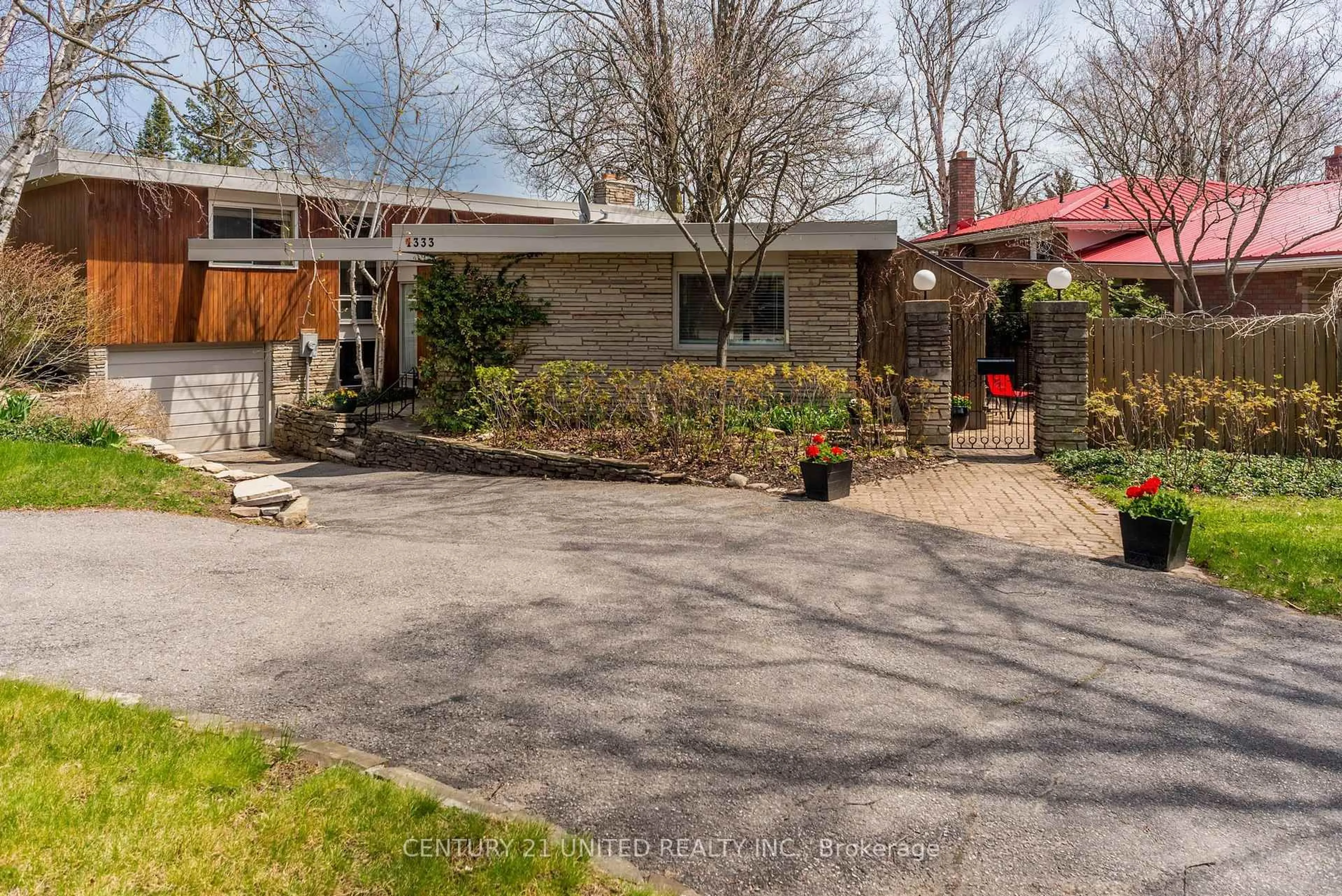 A pic from outside/outdoor area/front of a property/back of a property/a pic from drone, street for 1333 Leighton Rd, Peterborough Ontario K9H 6W5