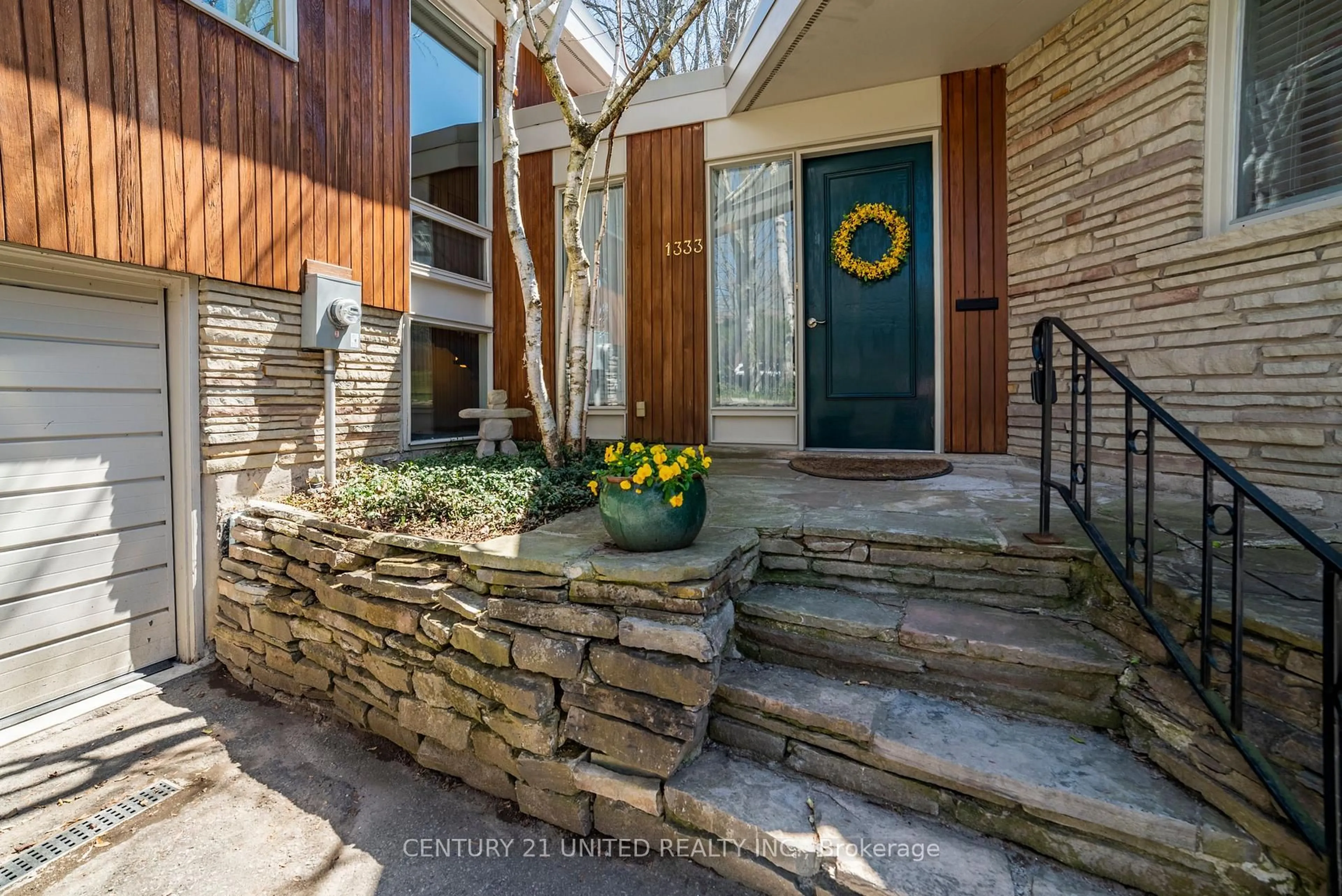 Indoor entryway for 1333 Leighton Rd, Peterborough Ontario K9H 6W5