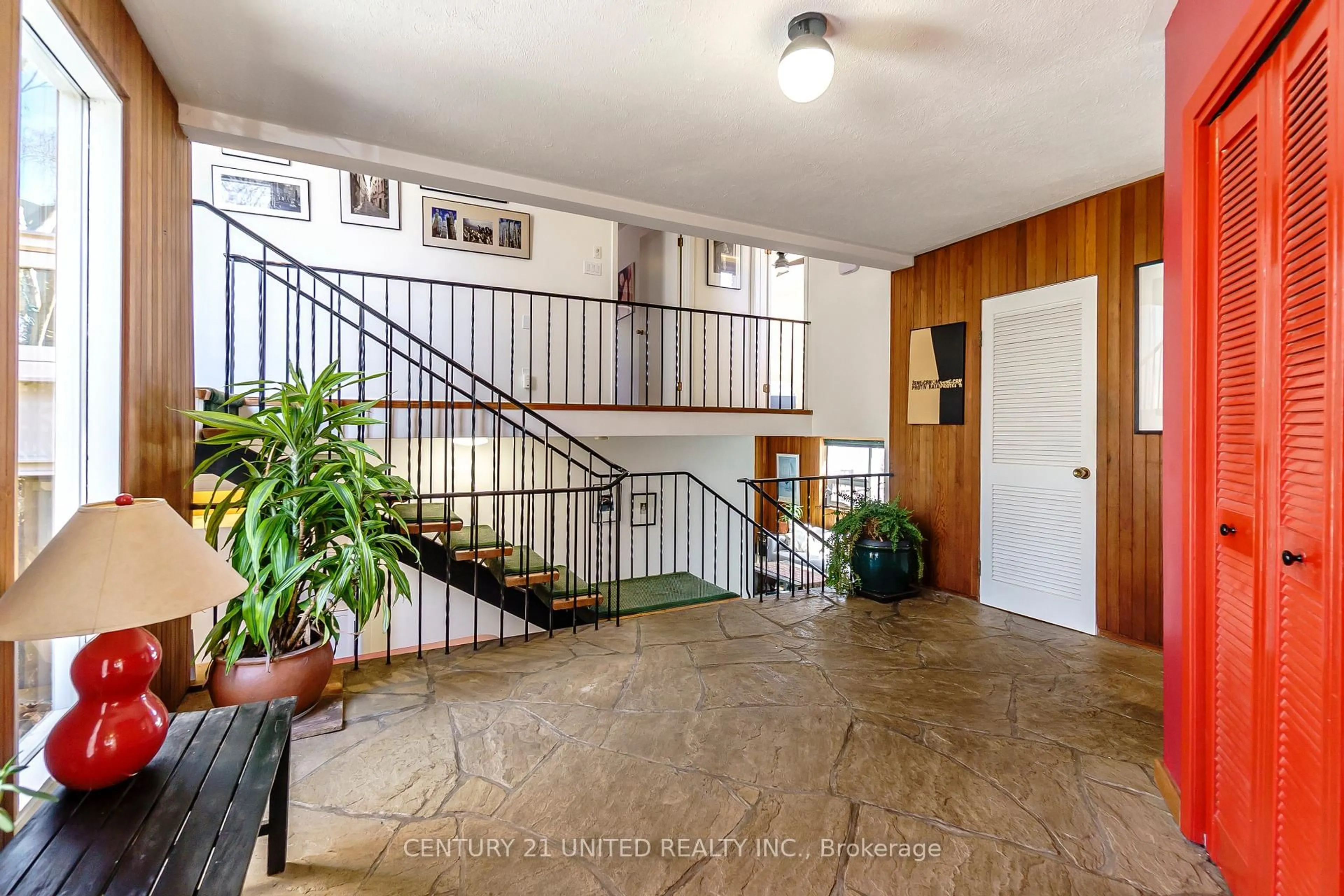 Indoor foyer for 1333 Leighton Rd, Peterborough Ontario K9H 6W5