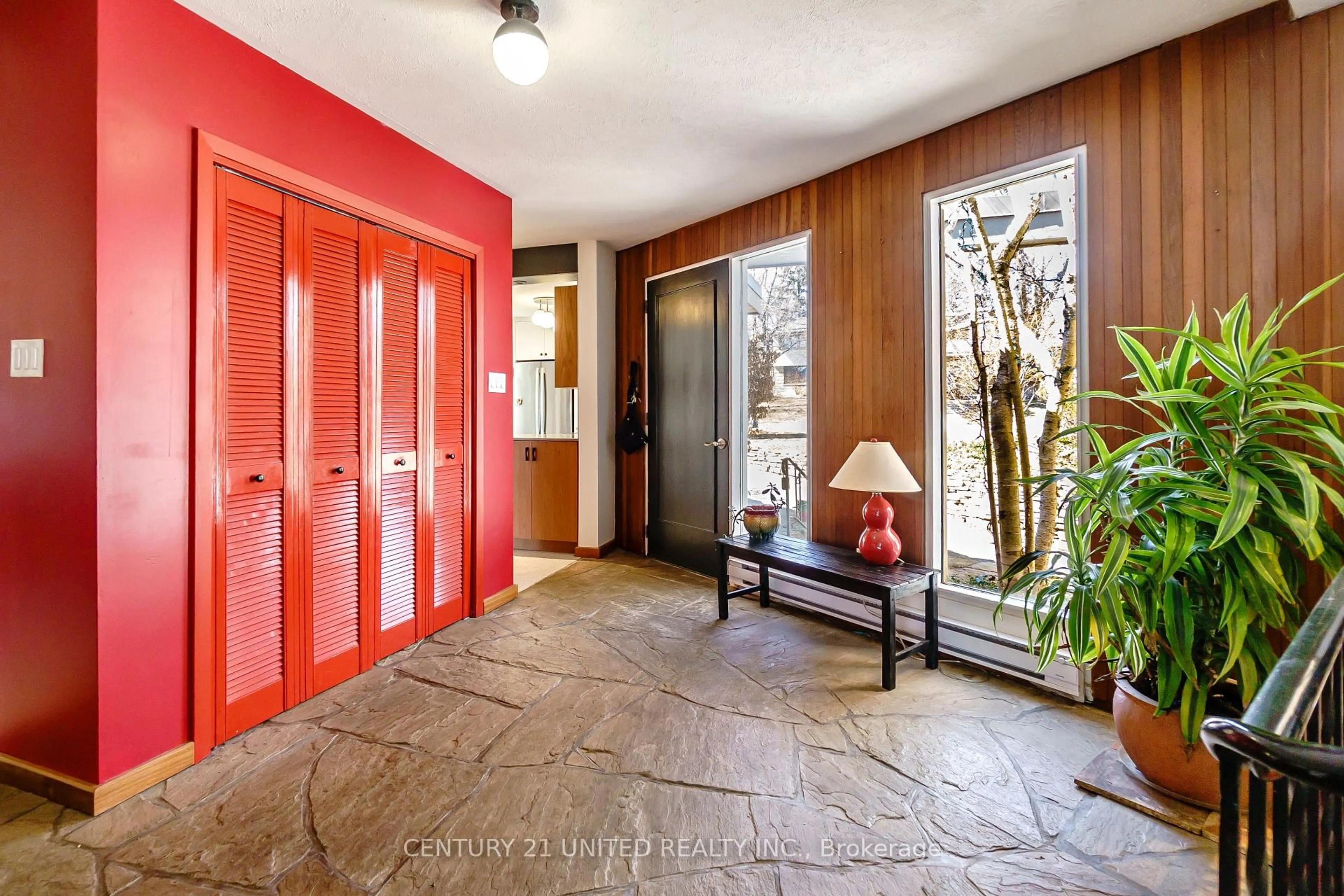 Indoor entryway for 1333 Leighton Rd, Peterborough Ontario K9H 6W5