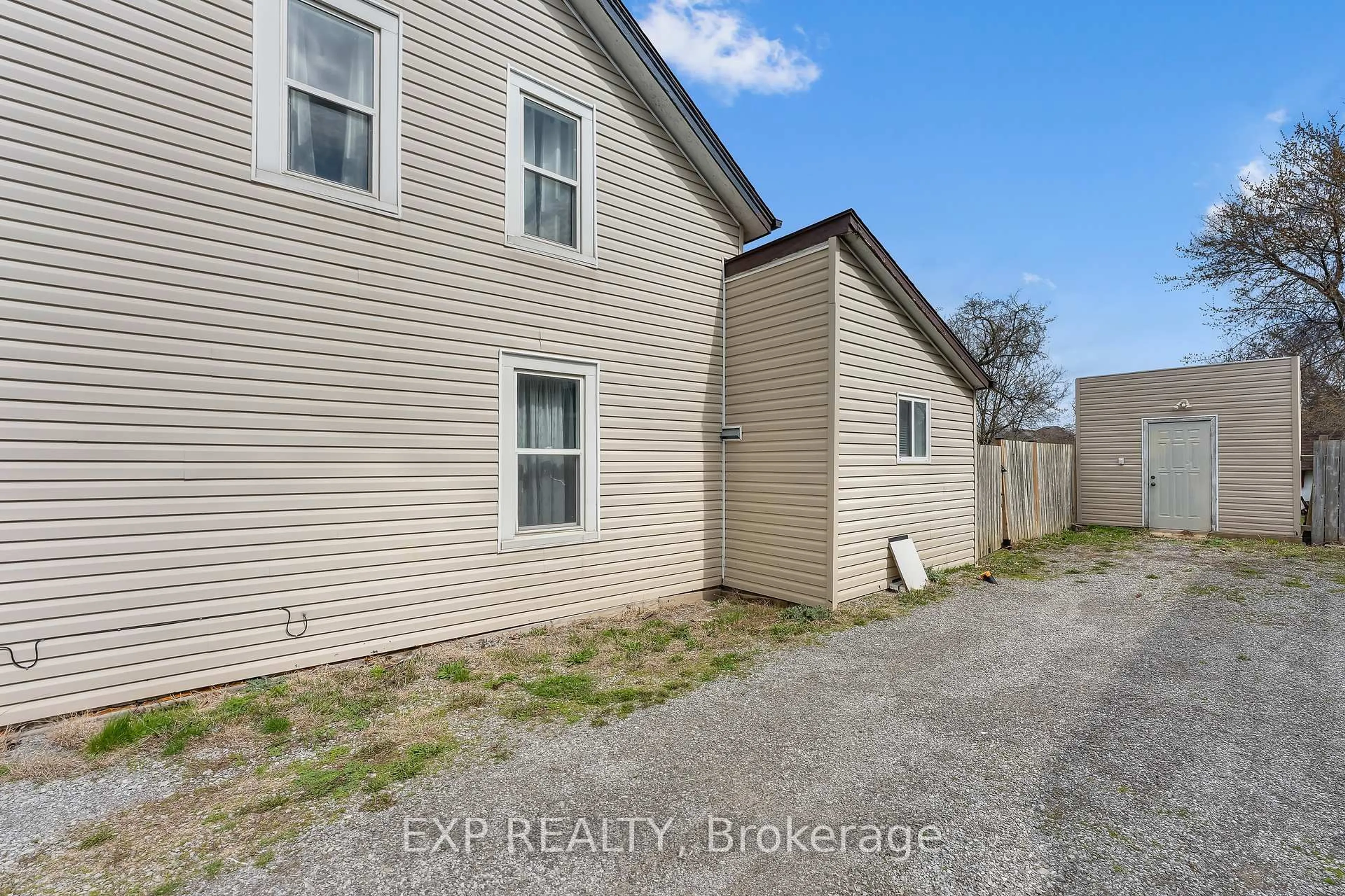 A pic from outside/outdoor area/front of a property/back of a property/a pic from drone, street for 146 Oakdale Ave, St. Catharines Ontario L2P 2L1