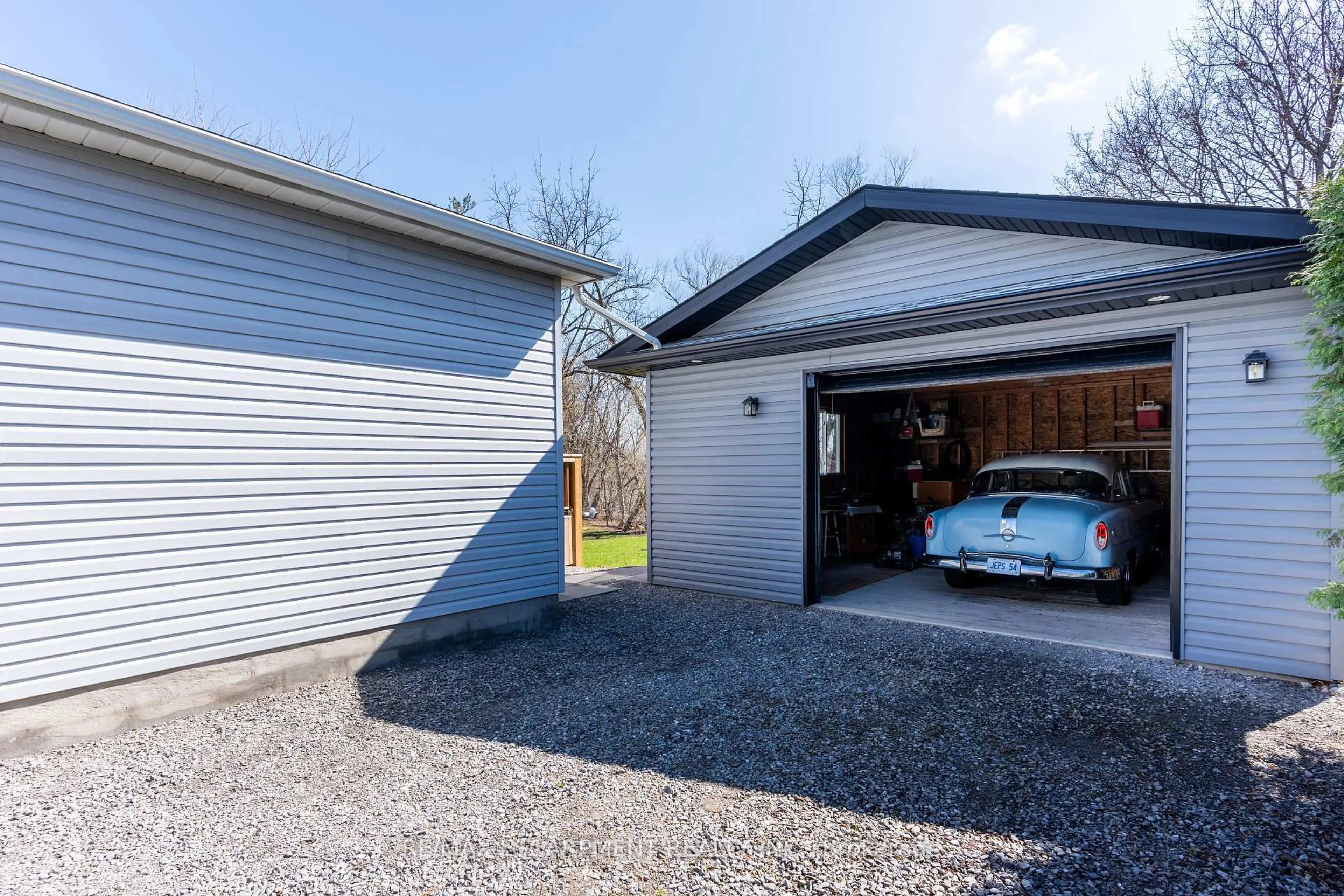 Indoor garage for 621 Rosseau Rd, Hamilton Ontario L8K 4T9