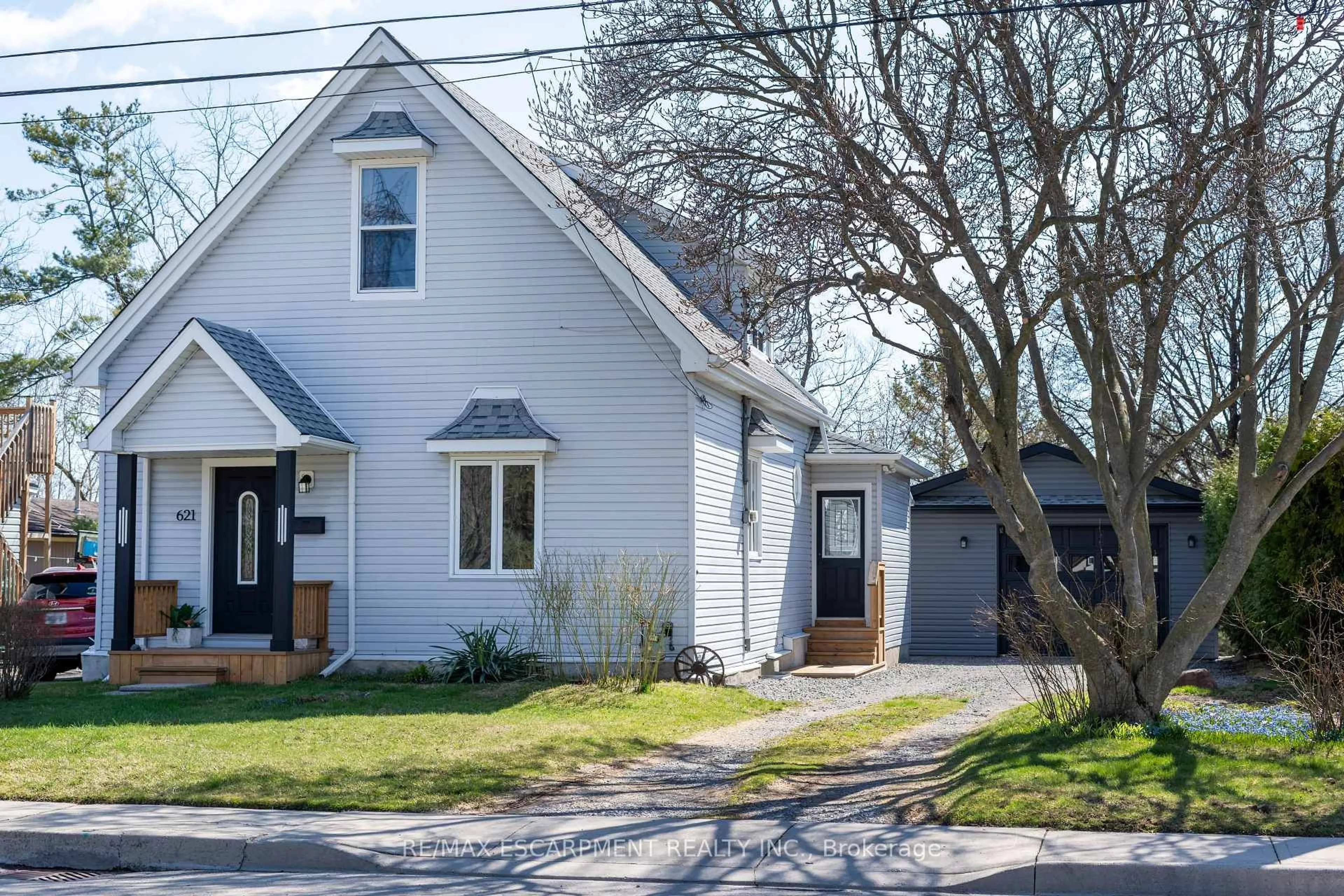 Home with vinyl exterior material, street for 621 Rosseau Rd, Hamilton Ontario L8K 4T9