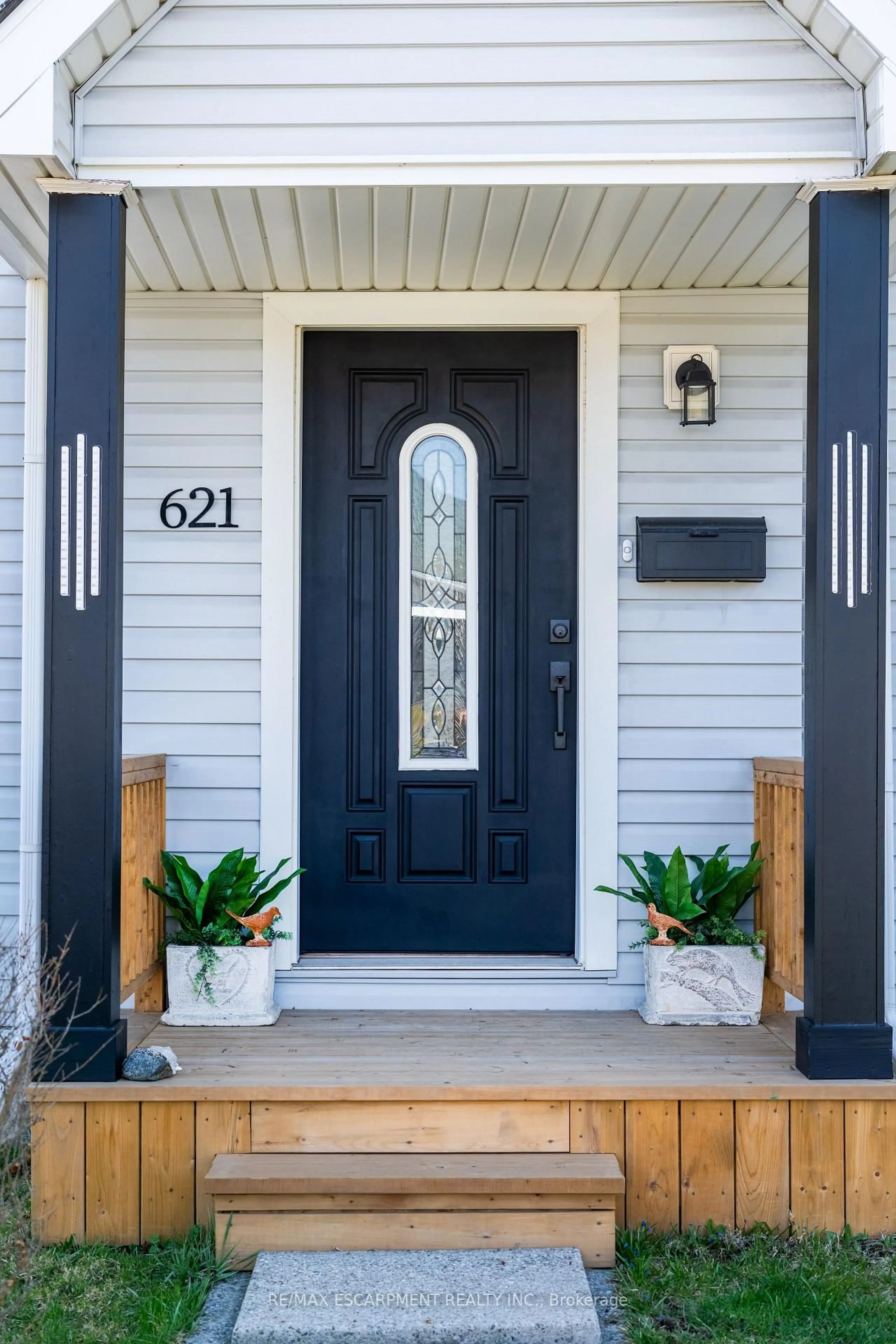 Indoor entryway for 621 Rosseau Rd, Hamilton Ontario L8K 4T9