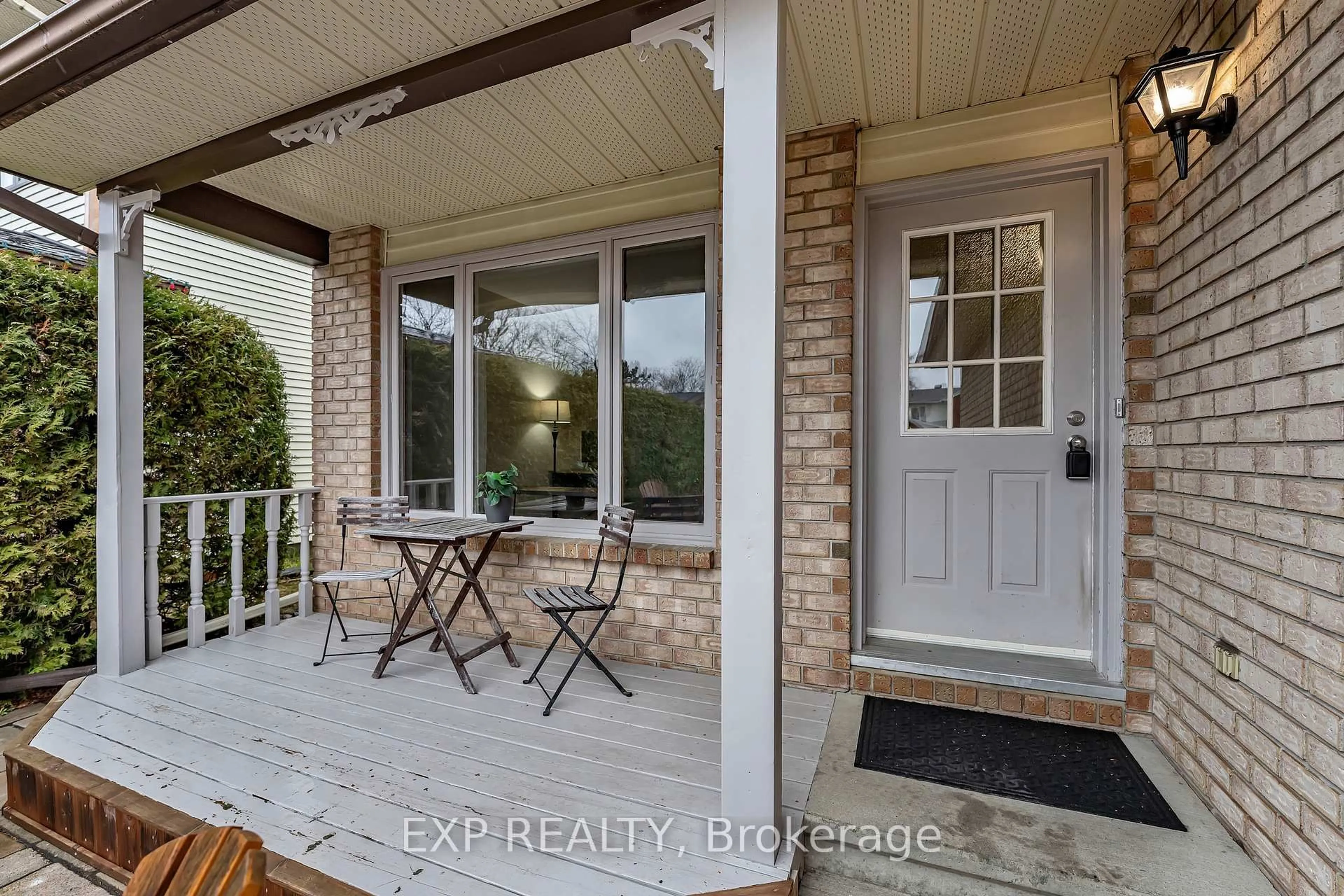 Indoor entryway for 63 Victor St, Stittsville Ontario K2S 1H8