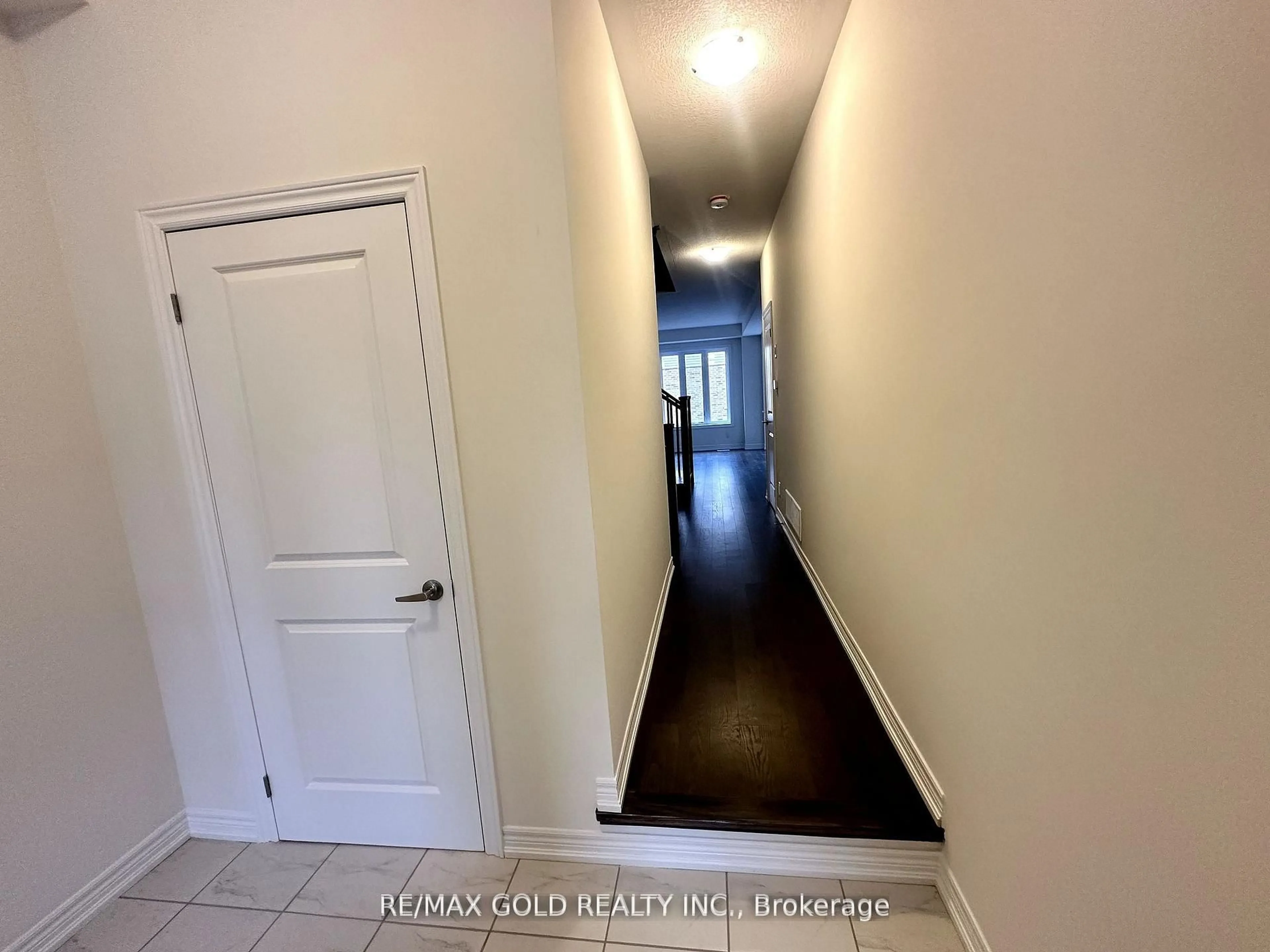 Indoor entryway for 147 Broadacre Dr, Kitchener Ontario N2R 0S5