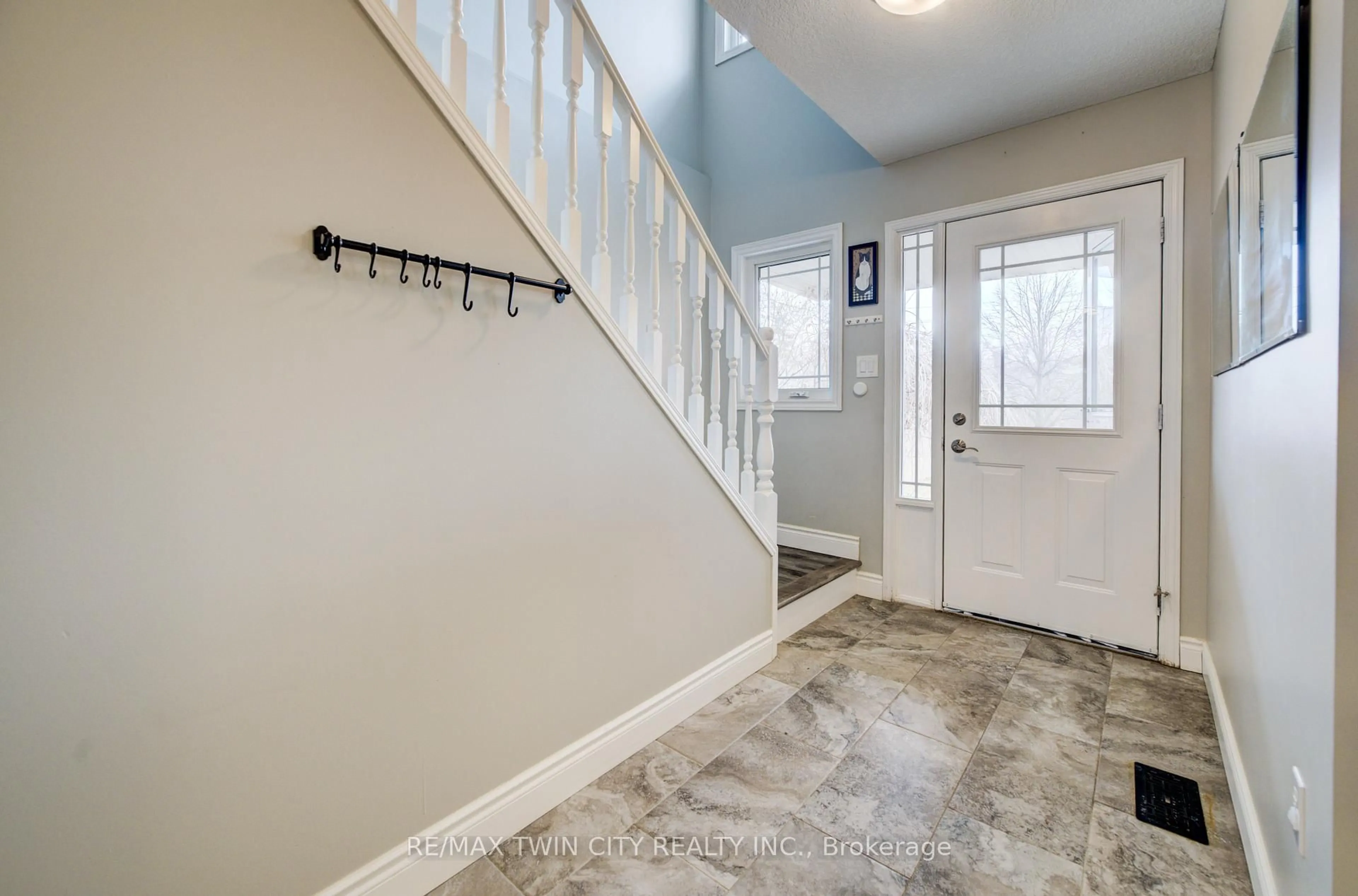 Indoor entryway for 444 Annapolis Crt, Waterloo Ontario N2K 4E7