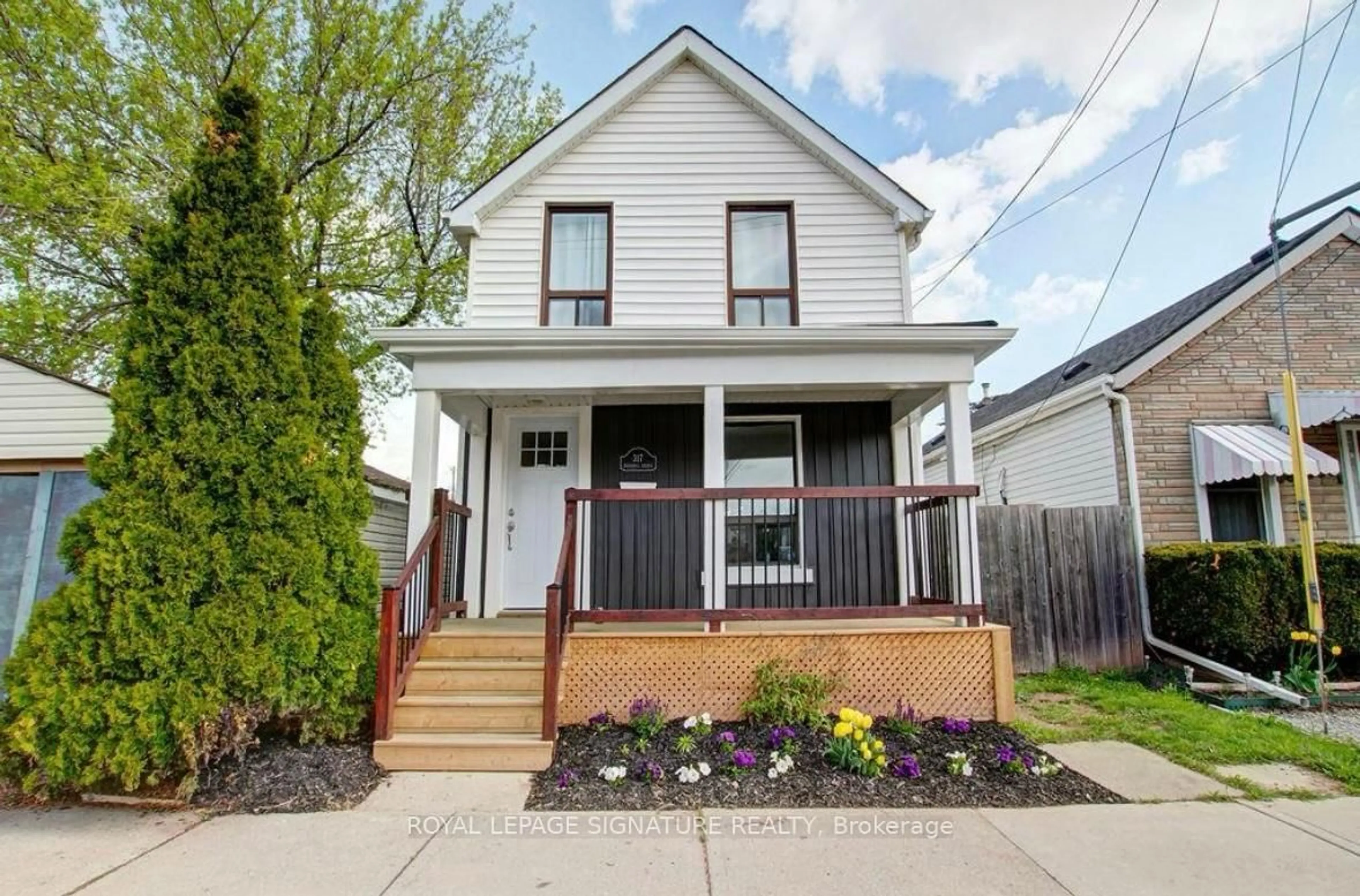 Home with vinyl exterior material, street for 317 Britannia Ave, Hamilton Ontario L8H 1Y4