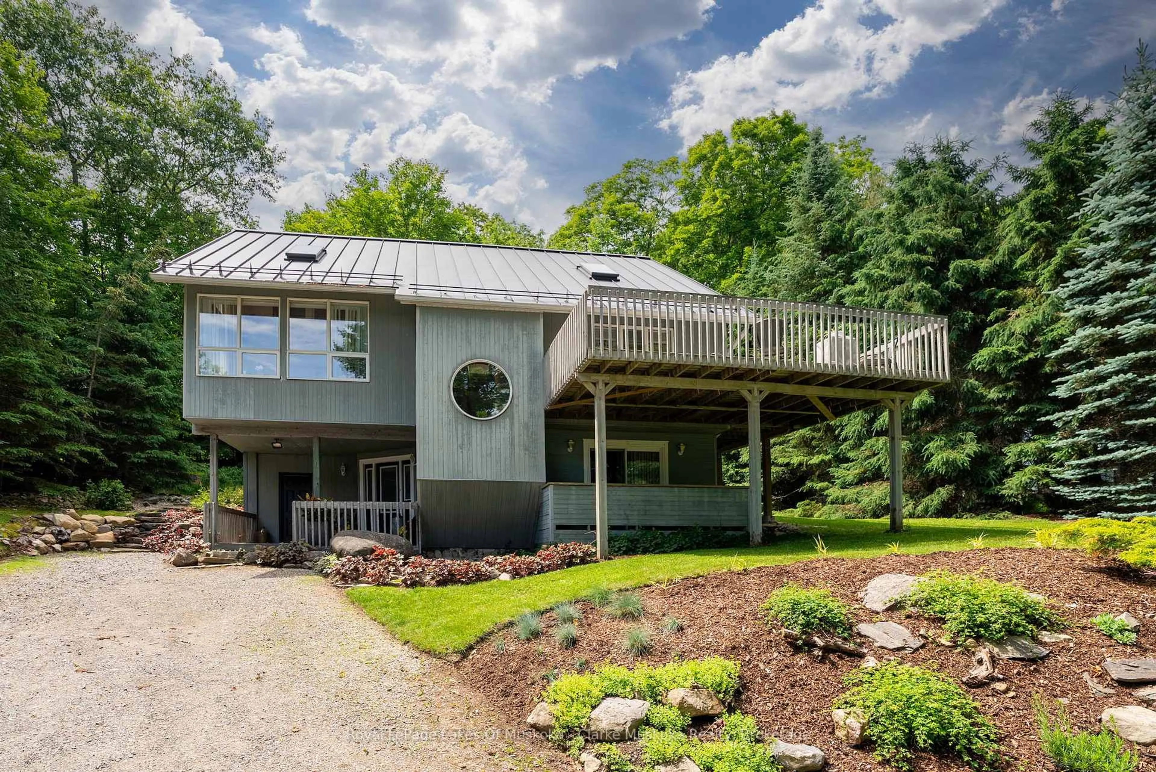 Home with vinyl exterior material, unknown for 1806 Valley Rd, Huntsville Ontario P1H 1A8