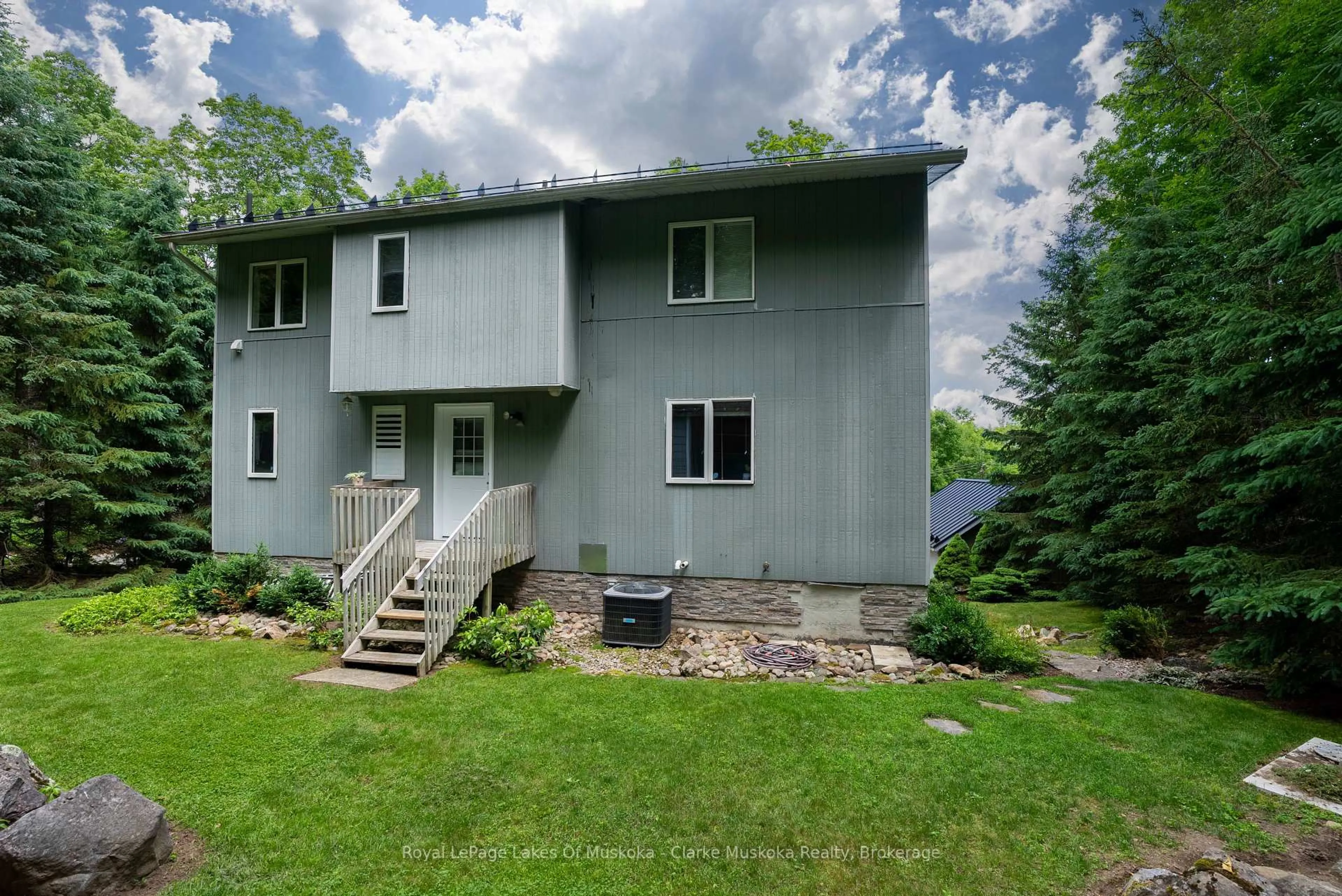 A pic from outside/outdoor area/front of a property/back of a property/a pic from drone, unknown for 1806 Valley Rd, Huntsville Ontario P1H 1A8