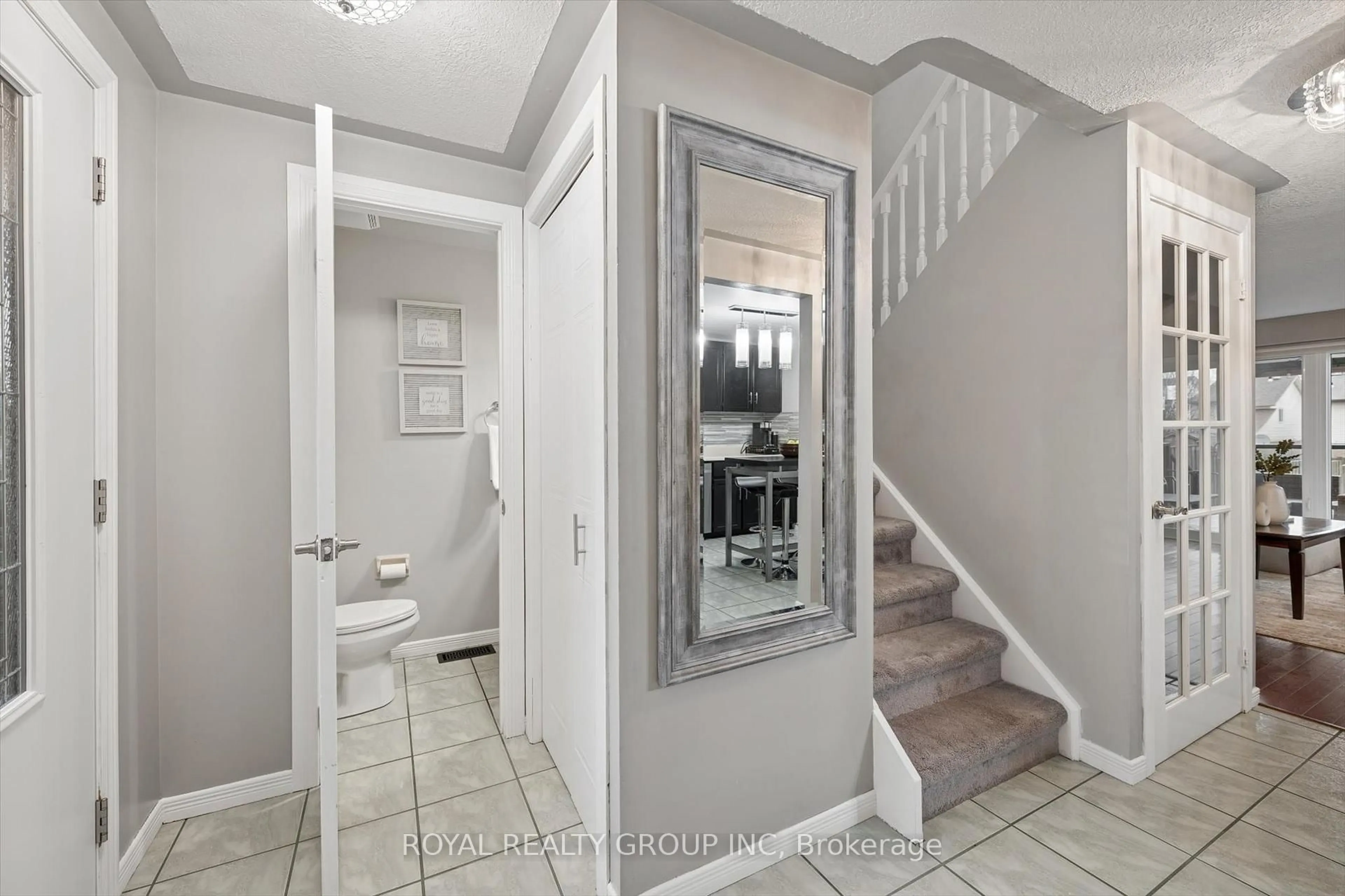 Indoor entryway for 14 Wycliffe Pl, Kitchener Ontario N2M 5J7