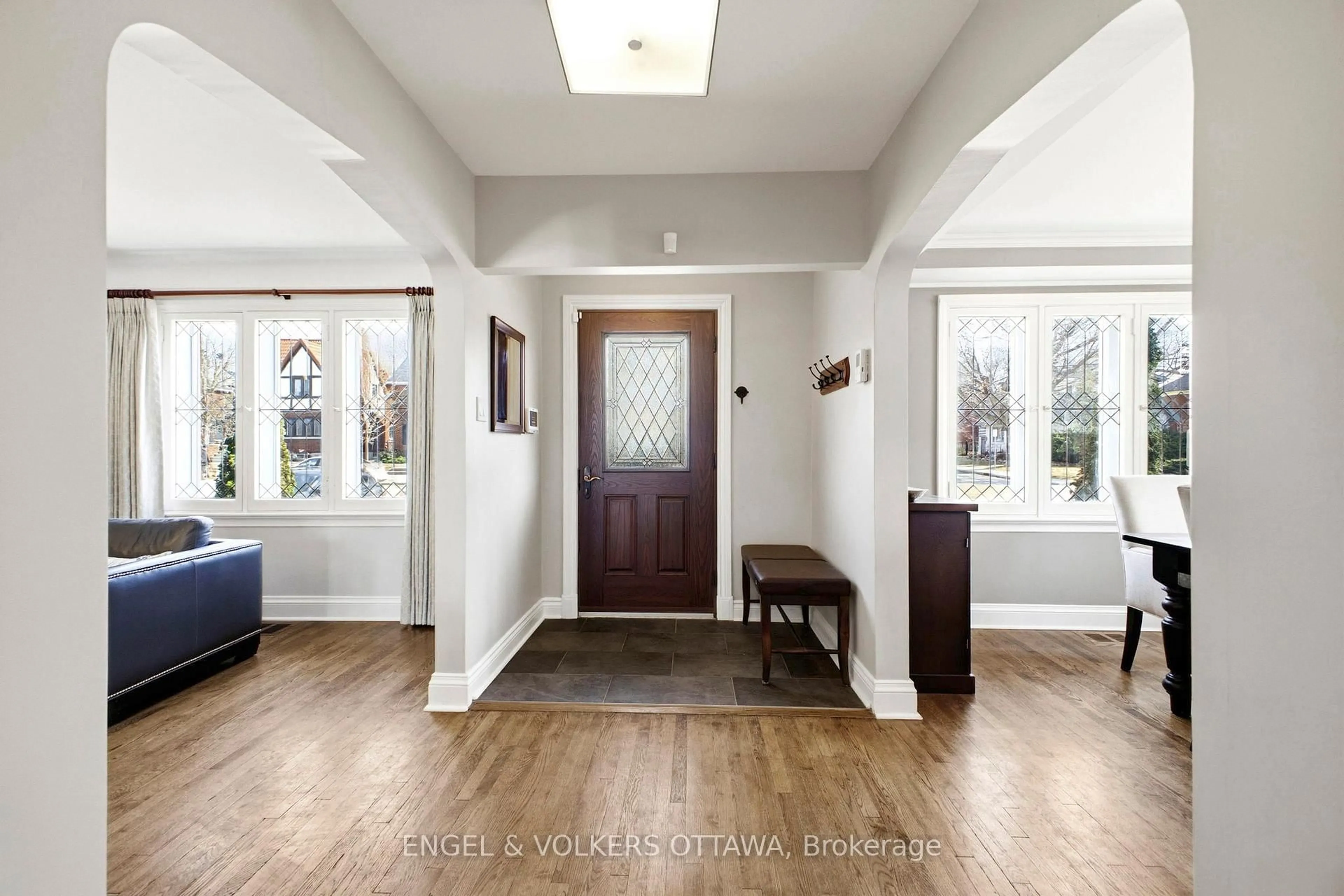 Indoor entryway for 137 Kenilworth St, Ottawa Ontario K1Y 3Z6