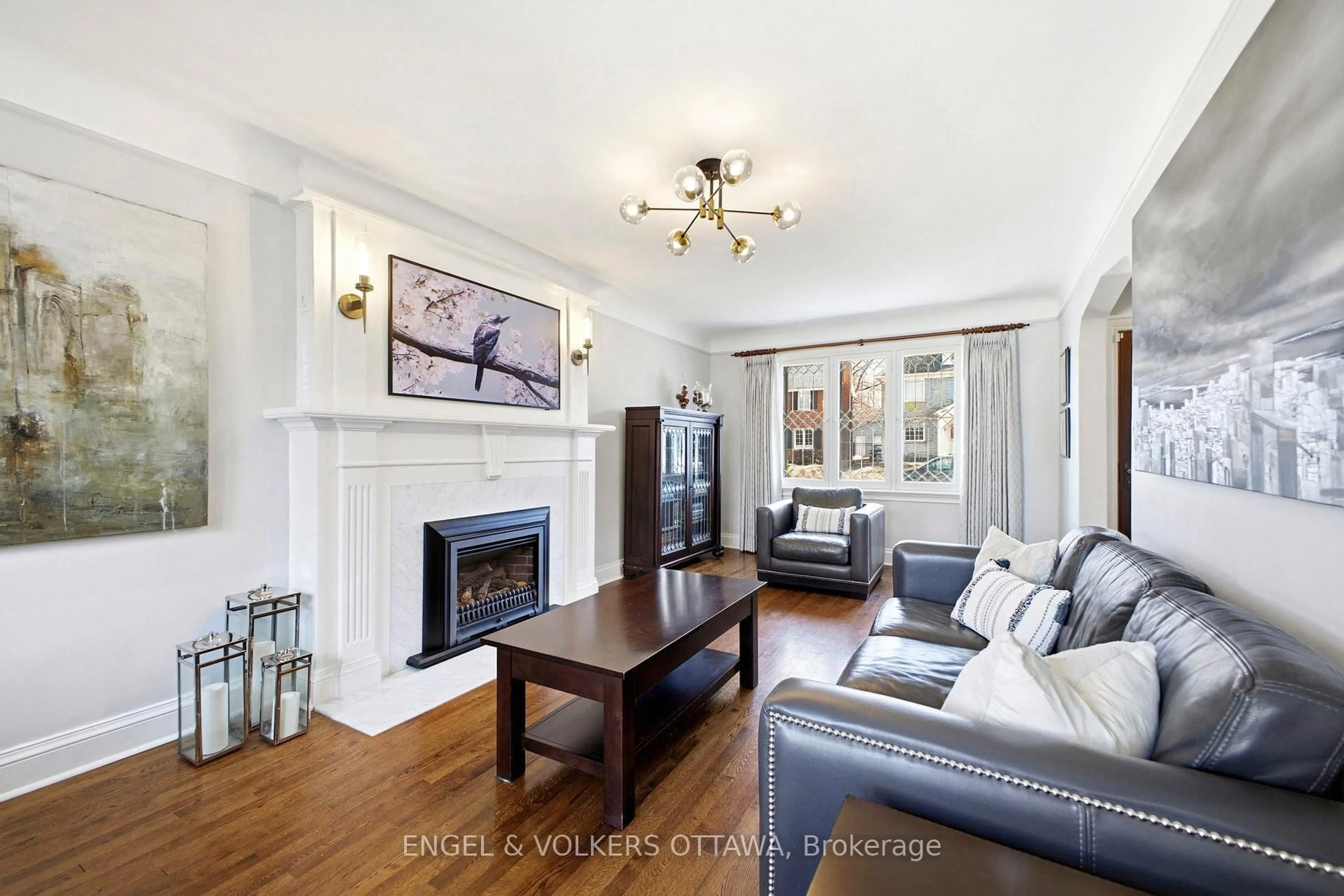 Living room with furniture, wood/laminate floor for 137 Kenilworth St, Ottawa Ontario K1Y 3Z6