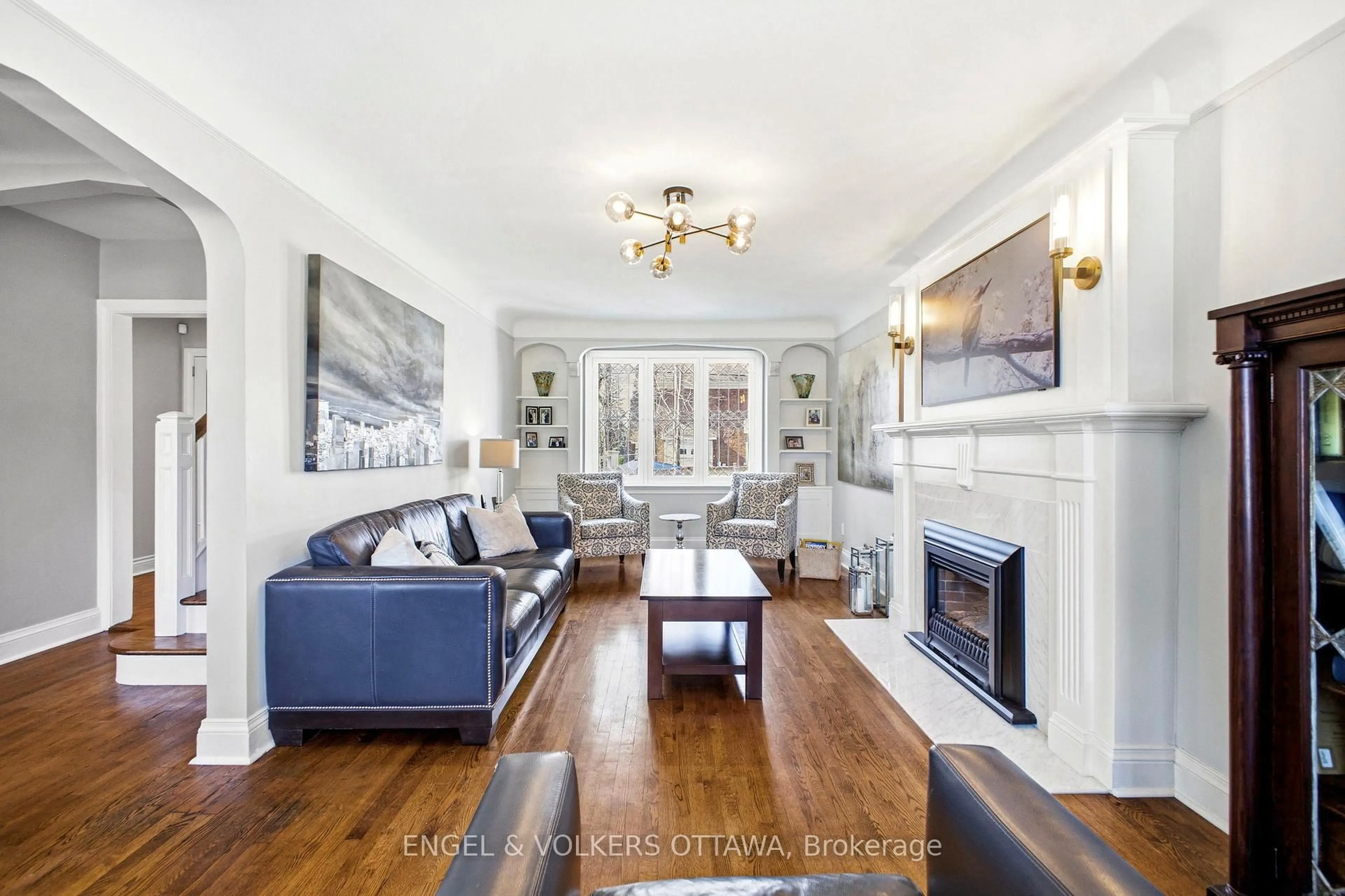 Living room with furniture, wood/laminate floor for 137 Kenilworth St, Ottawa Ontario K1Y 3Z6