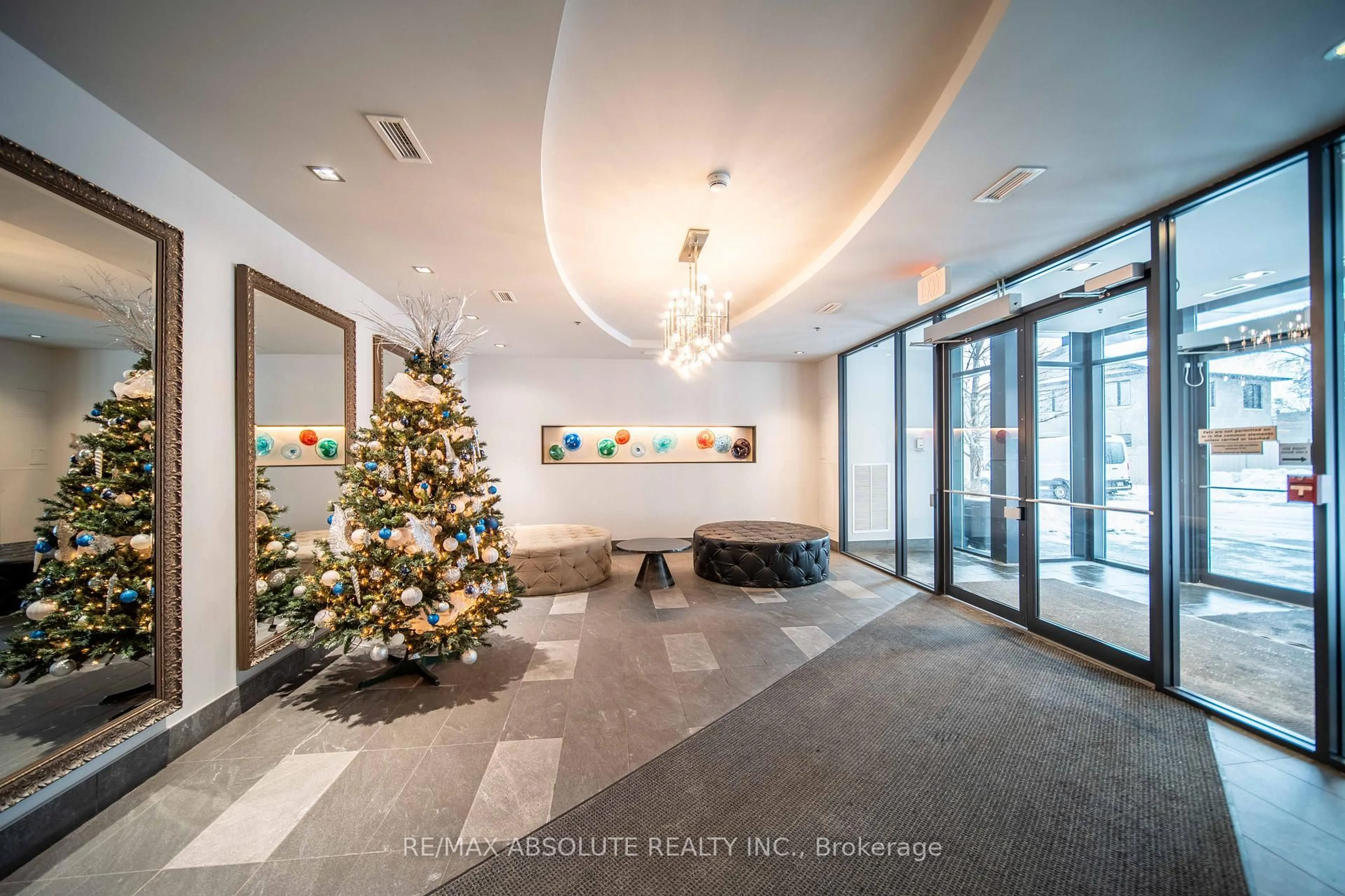 Indoor foyer for 360 Patricia Ave #607, Ottawa Ontario K1Z 0A8