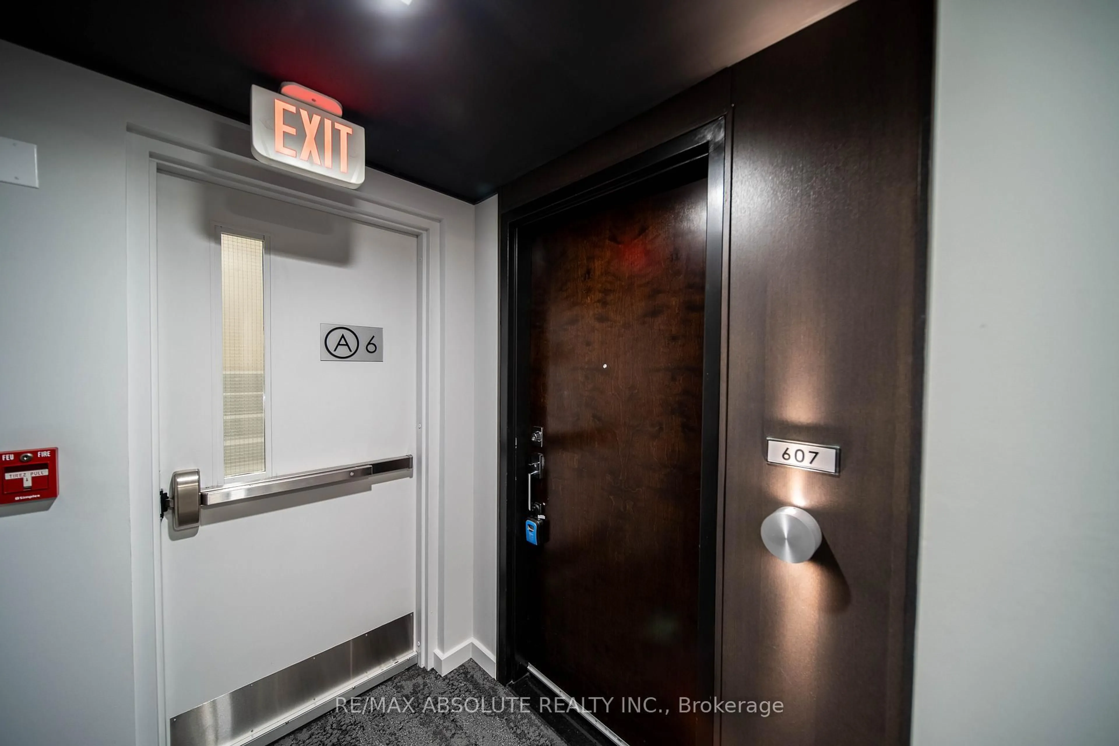 Indoor foyer for 360 Patricia Ave #607, Ottawa Ontario K1Z 0A8