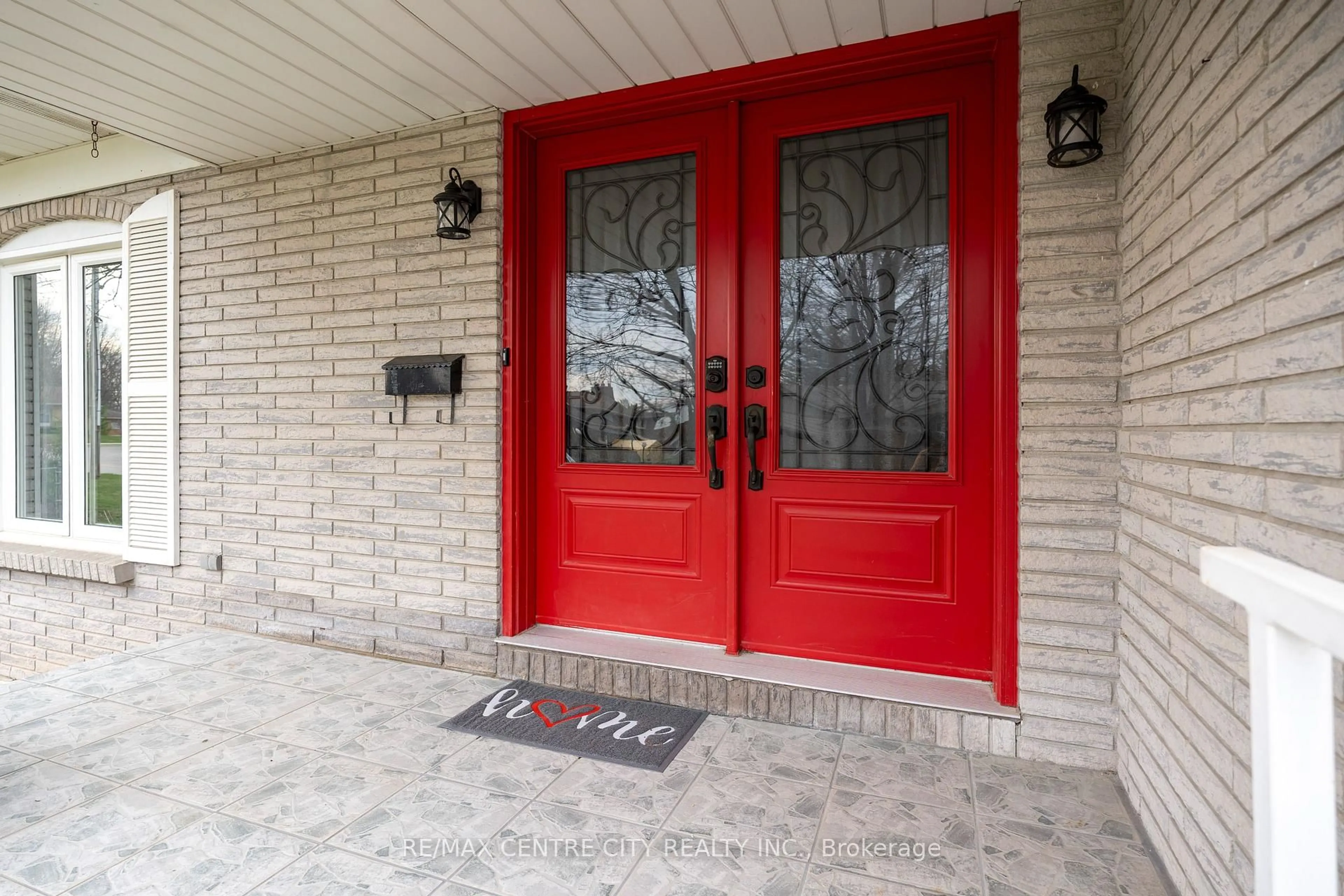 Indoor entryway for 272 Coad St, Southwest Middlesex Ontario N0L 1M0