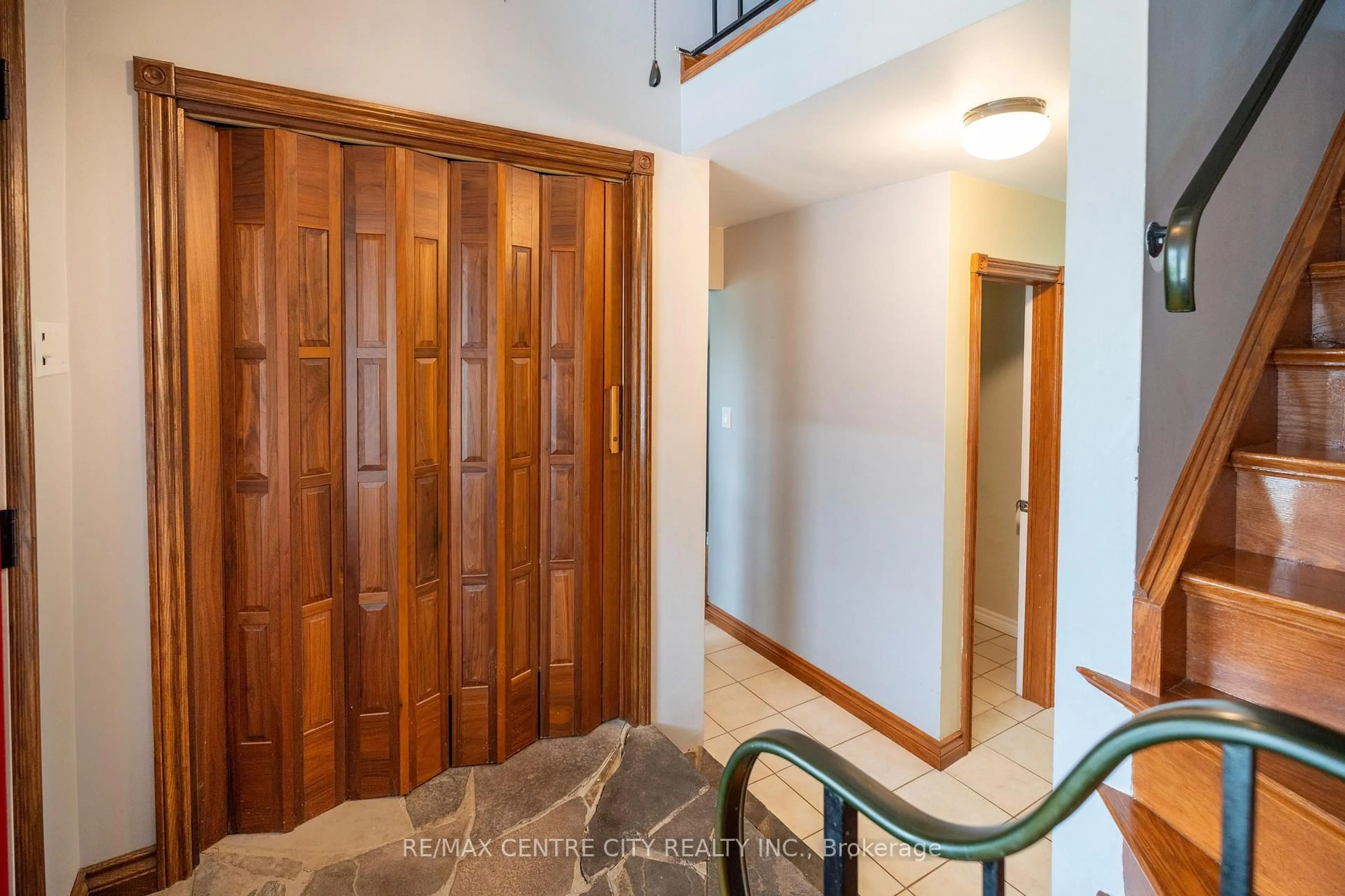 Indoor entryway for 272 Coad St, Southwest Middlesex Ontario N0L 1M0