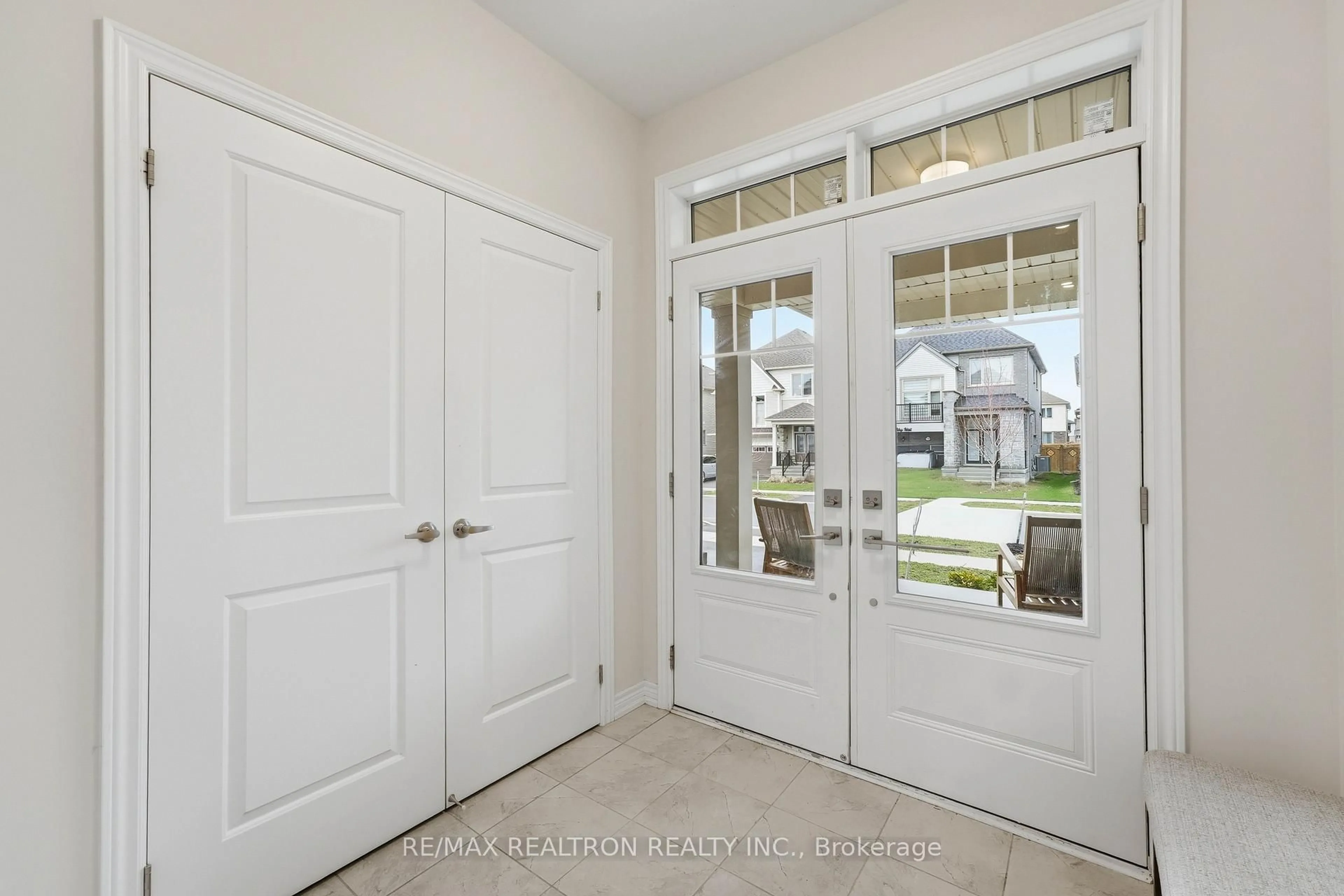 Indoor entryway for 54 Harpin Way, Centre Wellington Ontario N1M 0H8