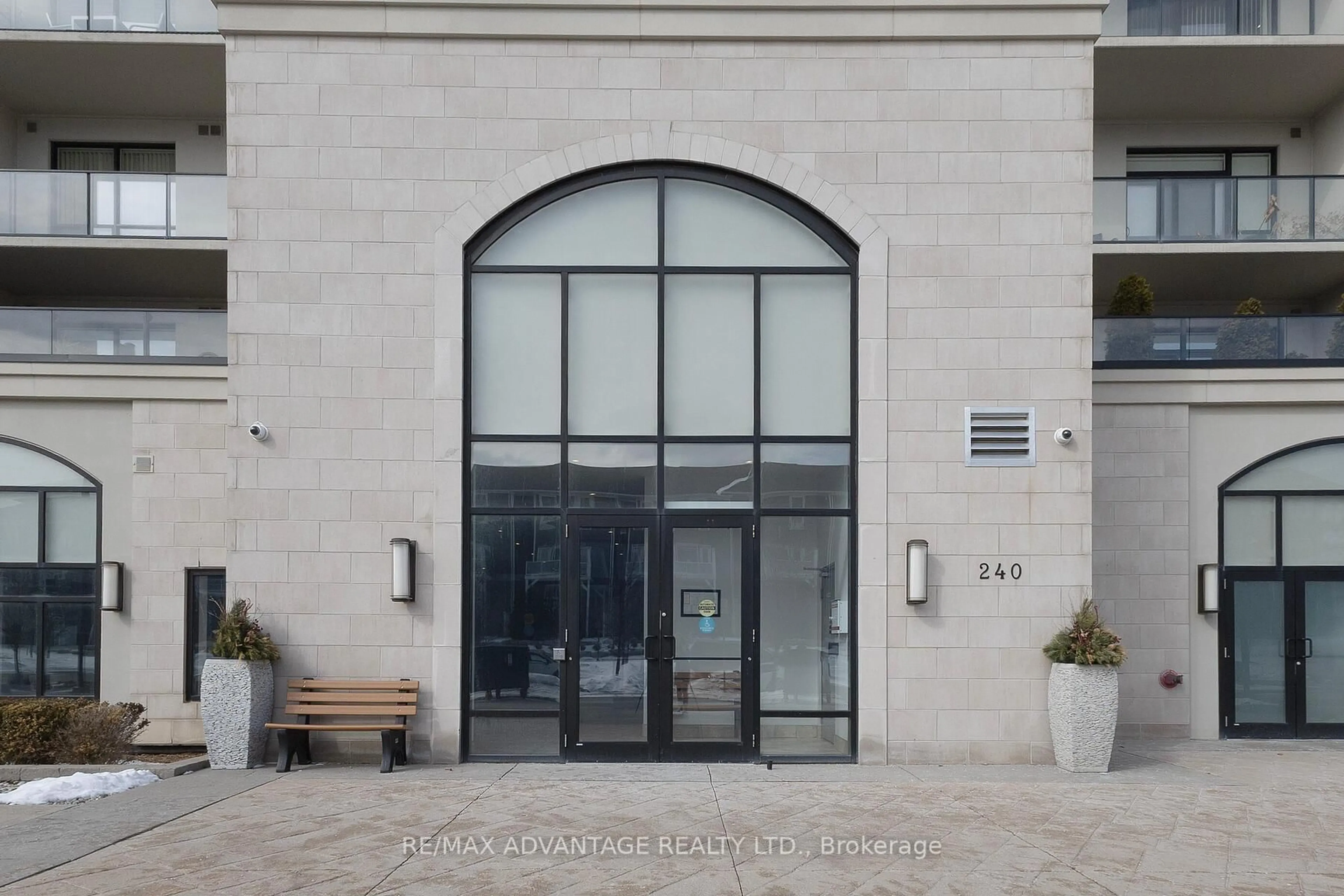 Indoor foyer for 240 Villagewalk Blvd #901, London North Ontario N6G 0P6