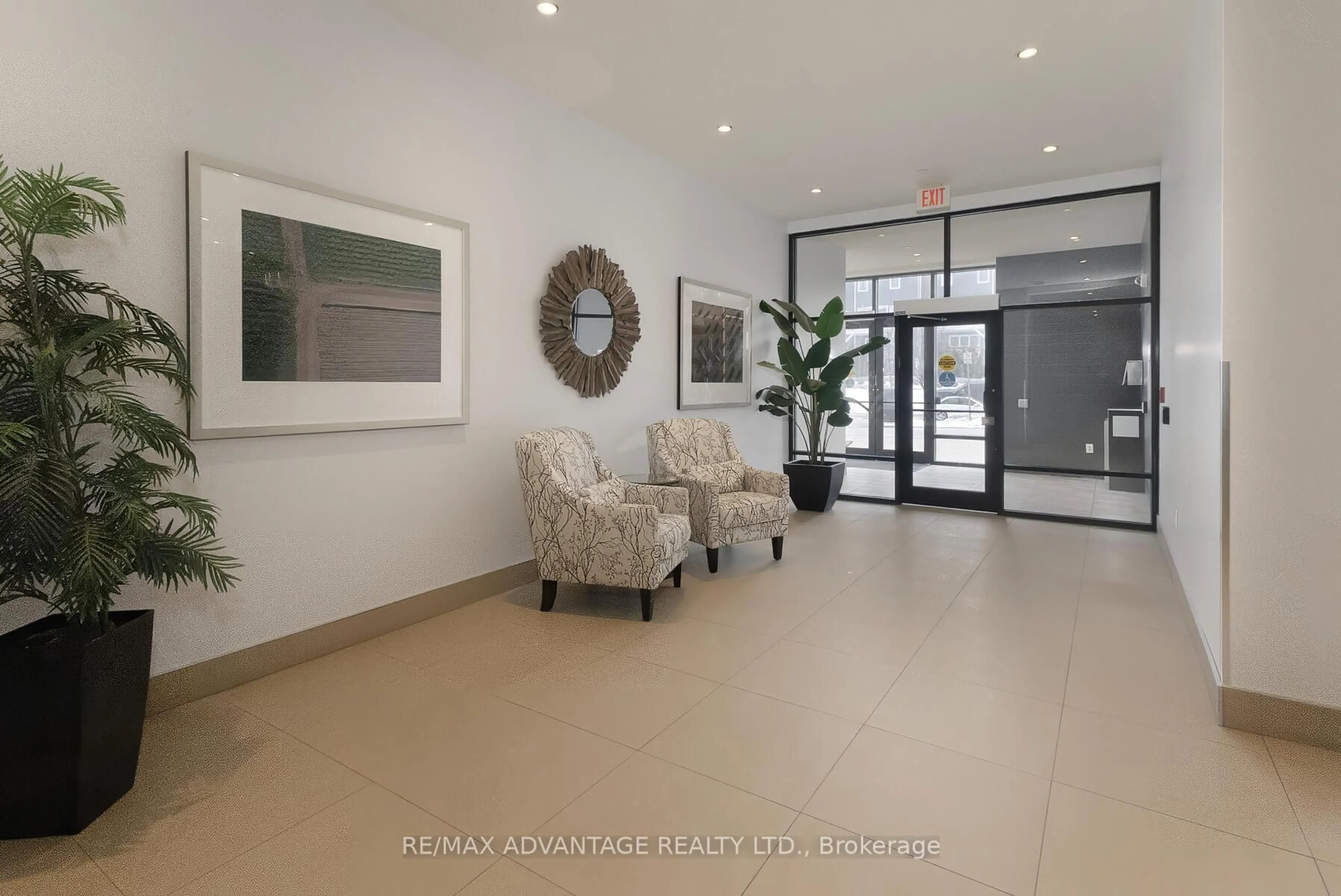 Indoor foyer for 240 Villagewalk Blvd #901, London North Ontario N6G 0P6